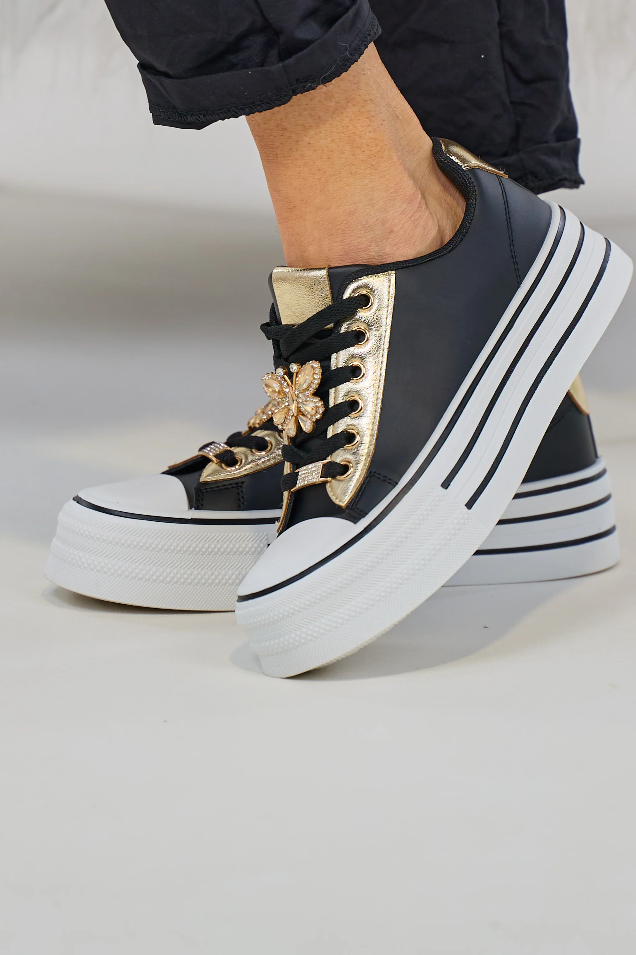 Sneaker mit Schmuckelementen, schwarz-weiß-gold