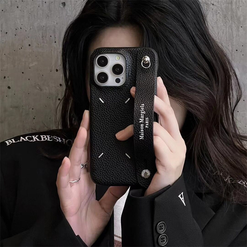 マルジェラ iphone17/17pro ケース maison margiela iphone16/15pro ケース バンド 付き iphone ケース ブランド おしゃれ iphone14/13 ケース ハイブランド スマホケース カップル