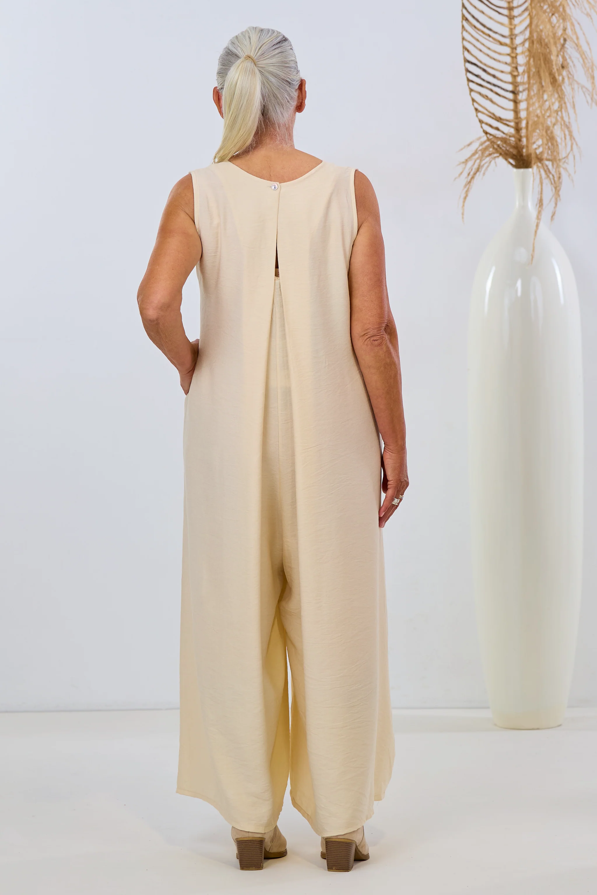 Overall mit raffiniertem Rückenschlitz, creme