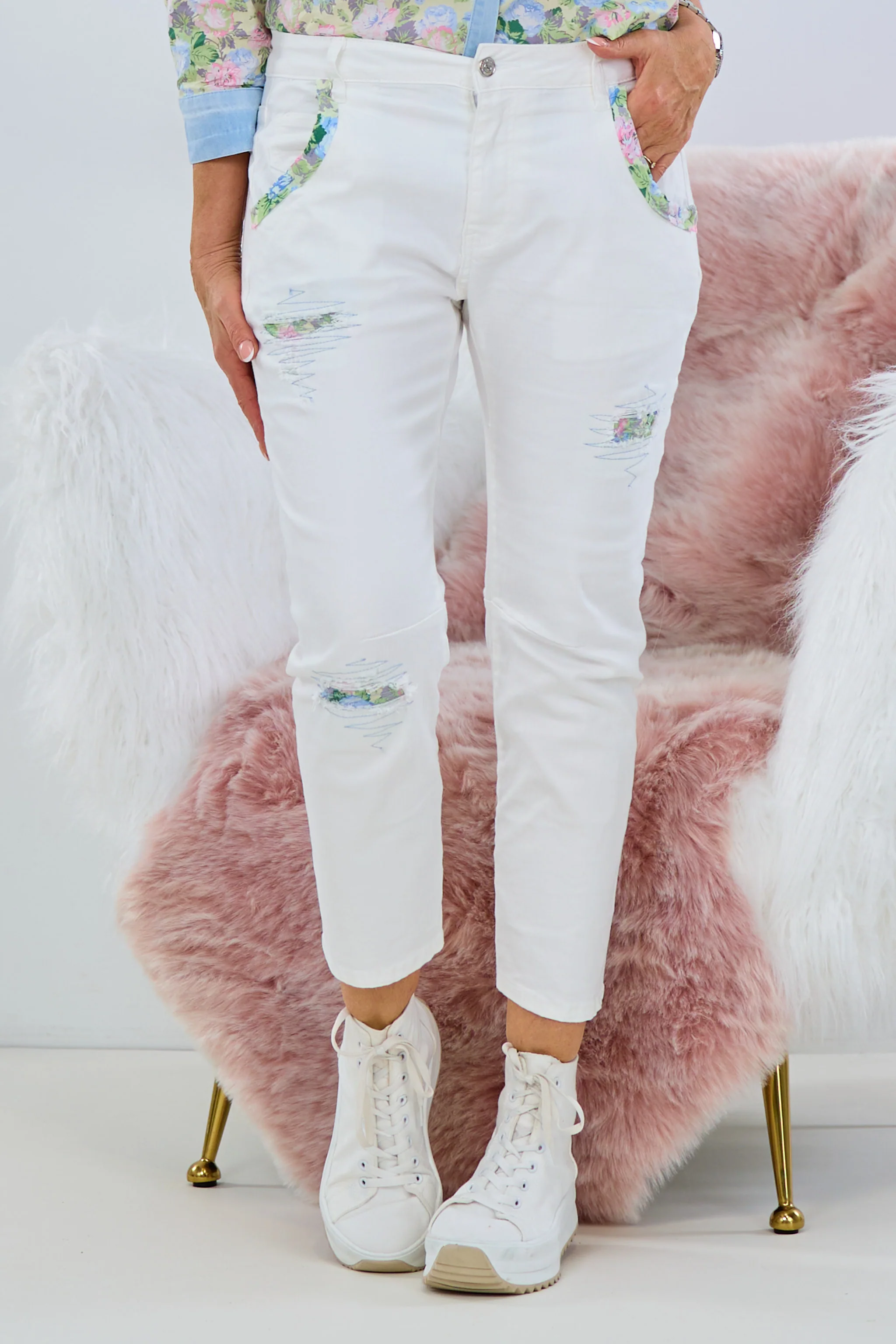 Jeans mit Blumendetails, weiß