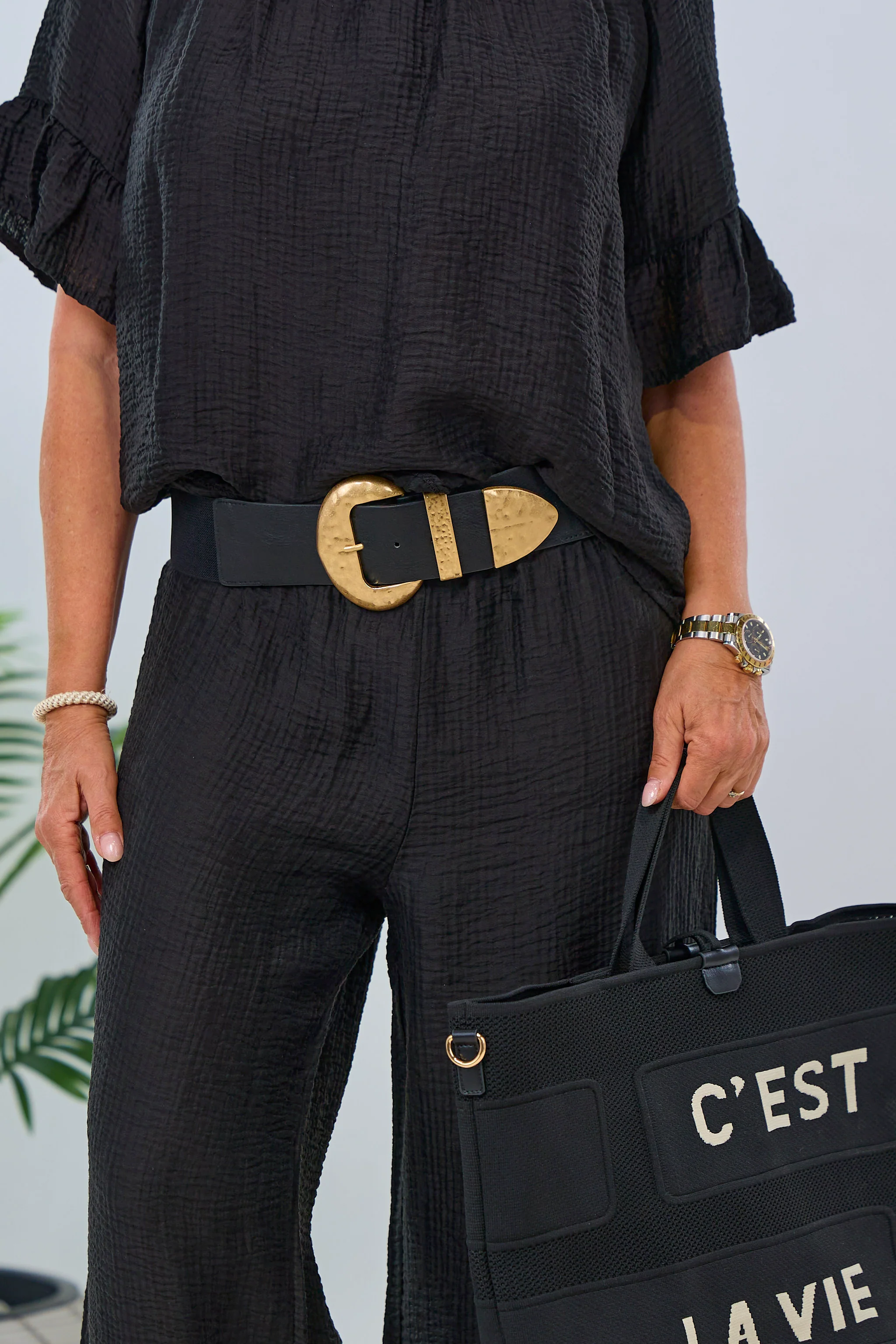 Breiter Stretchgürtel mit großer Schnalle, schwarz-matt gold