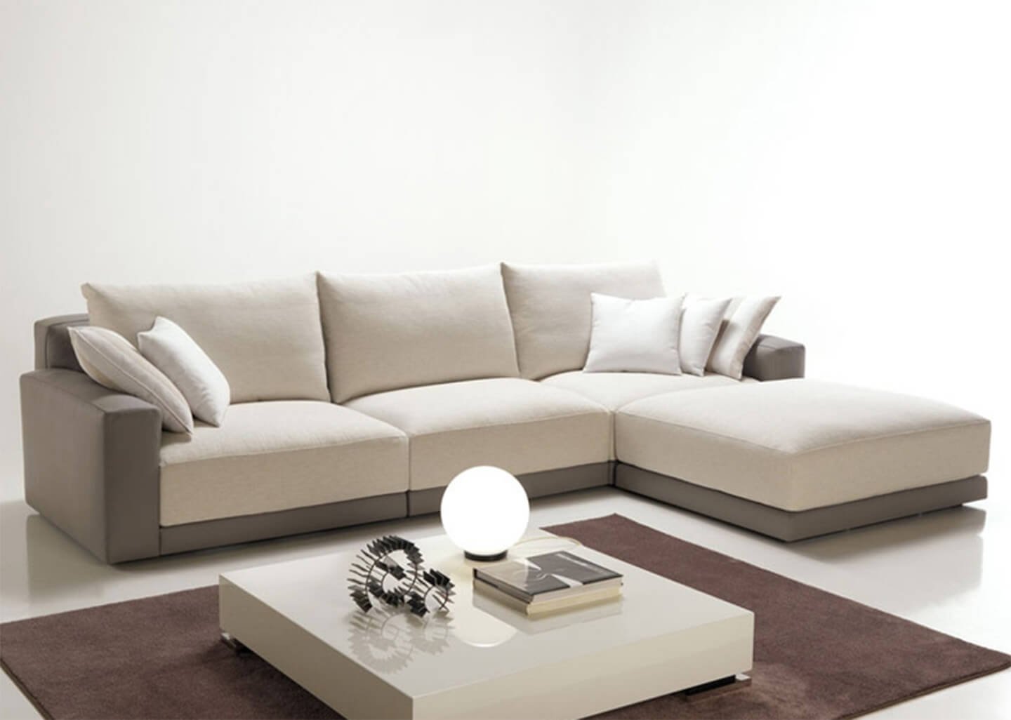 Sofá 3 Lugares em sarja com Puff - Nov001:cinza e bege