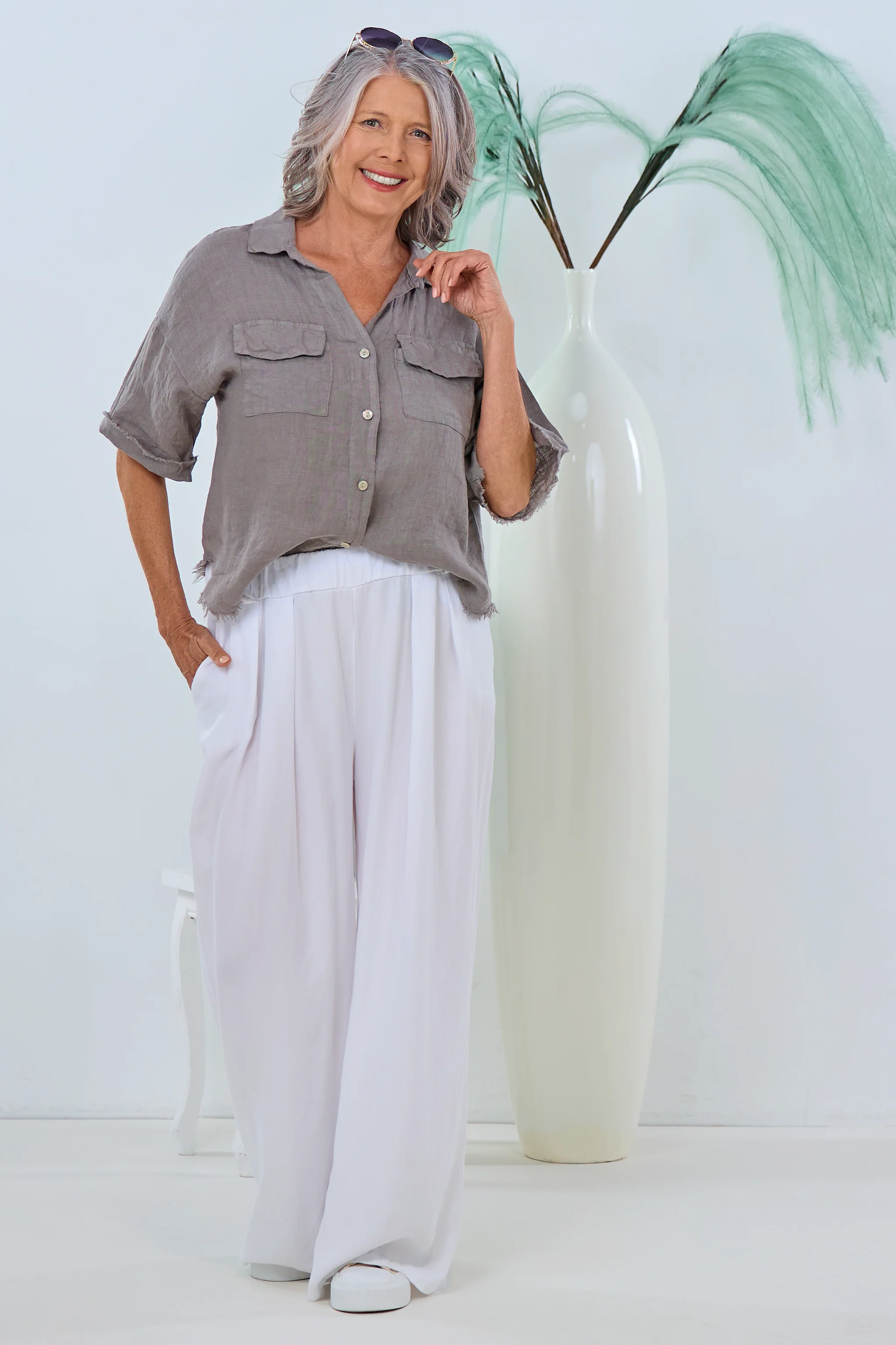 weite Stoffhose mit elastischem Bund, weiß