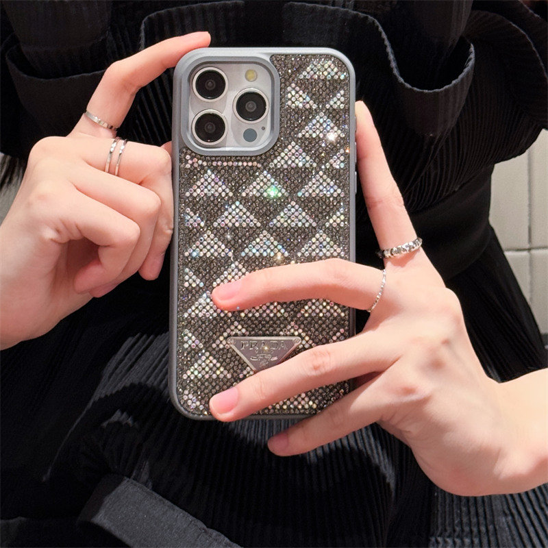 prada スマホケース iphone16/15 プラダ 携帯 ケース iphone16proケース ハイブランド スマホケース キラキラ iphone14/13pro max ケース ブランド 人気 お揃い