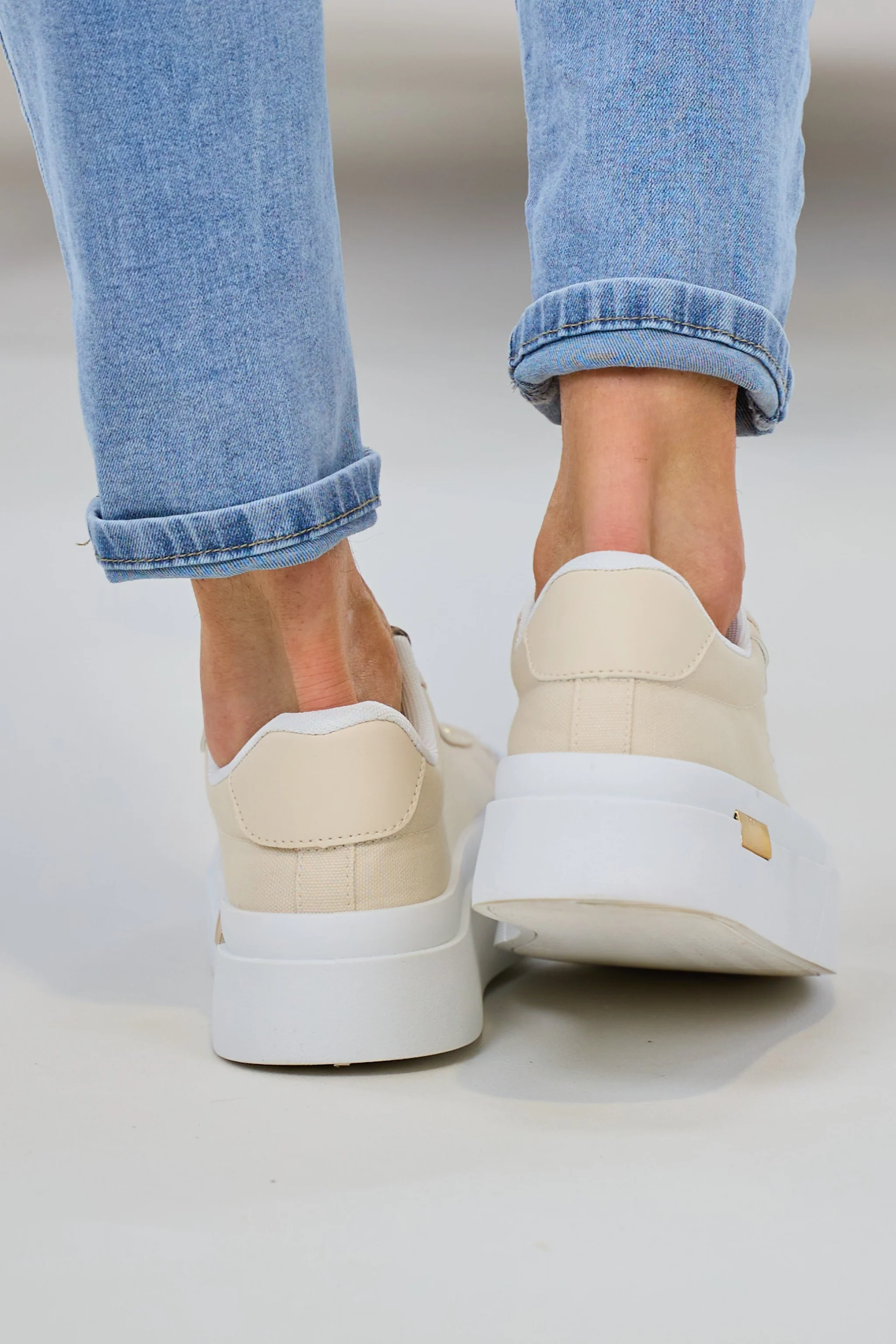 Sneaker mit Leo-Schnürung, beige-weiß