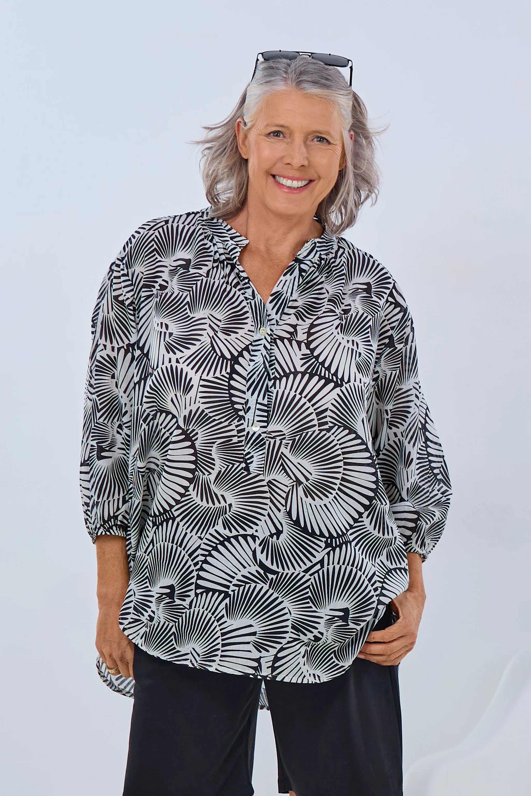 Leichte Bluse mit Fantasy-Print, schwarz-ecru