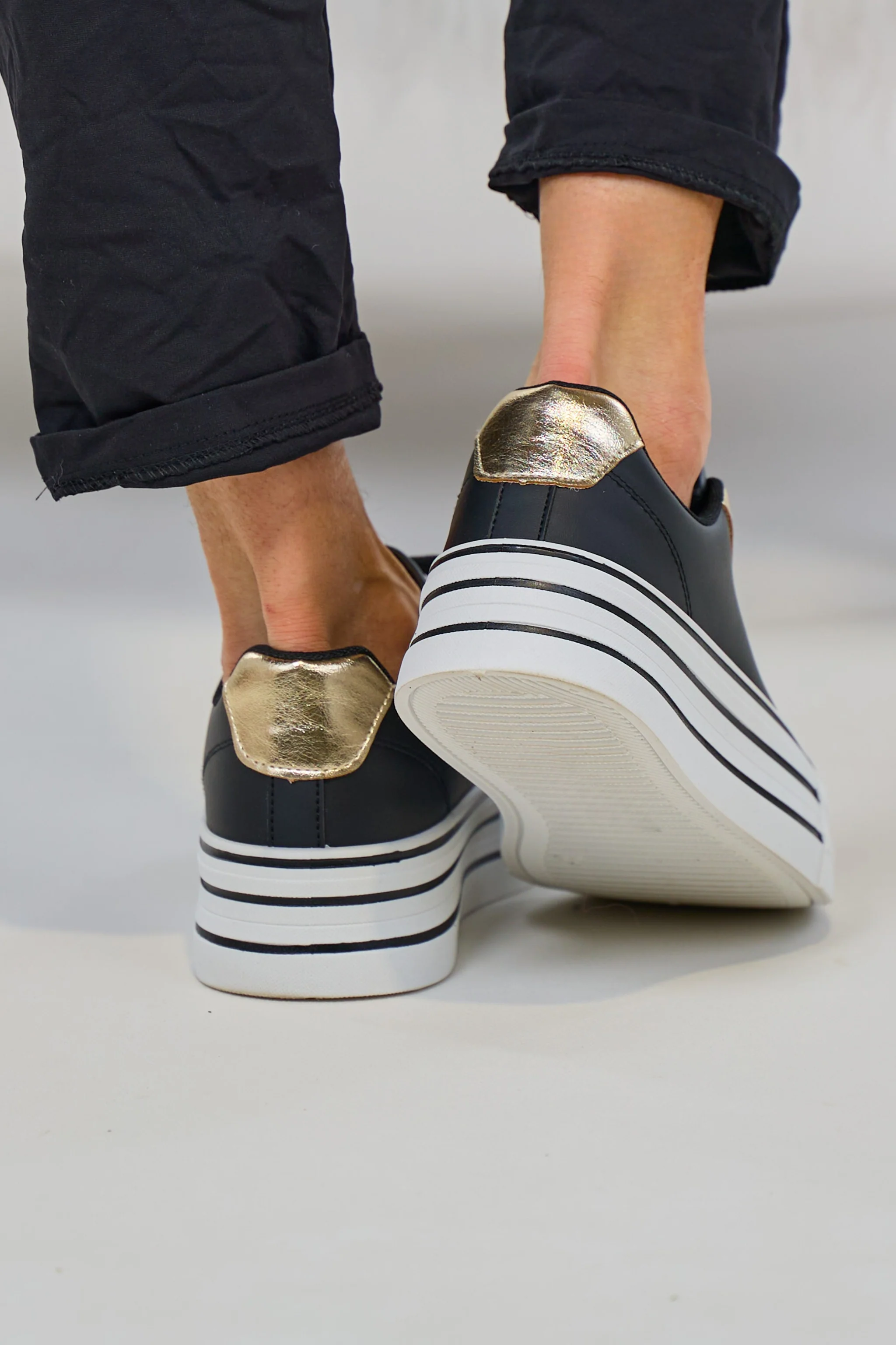 Sneaker mit Schmuckelementen, schwarz-weiß-gold