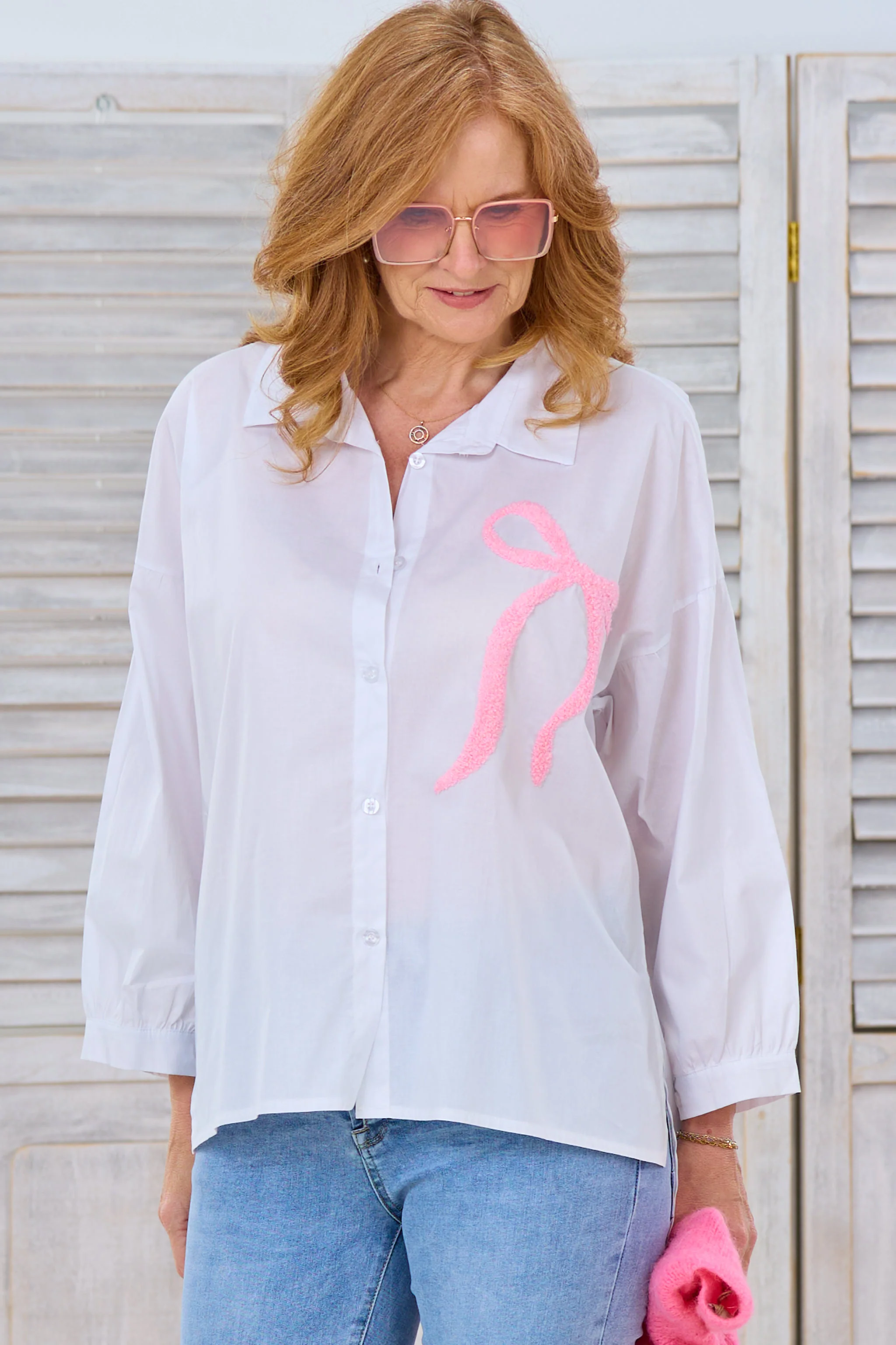 Oversized-Bluse mit Schleifen-Flock, weiß-rosa