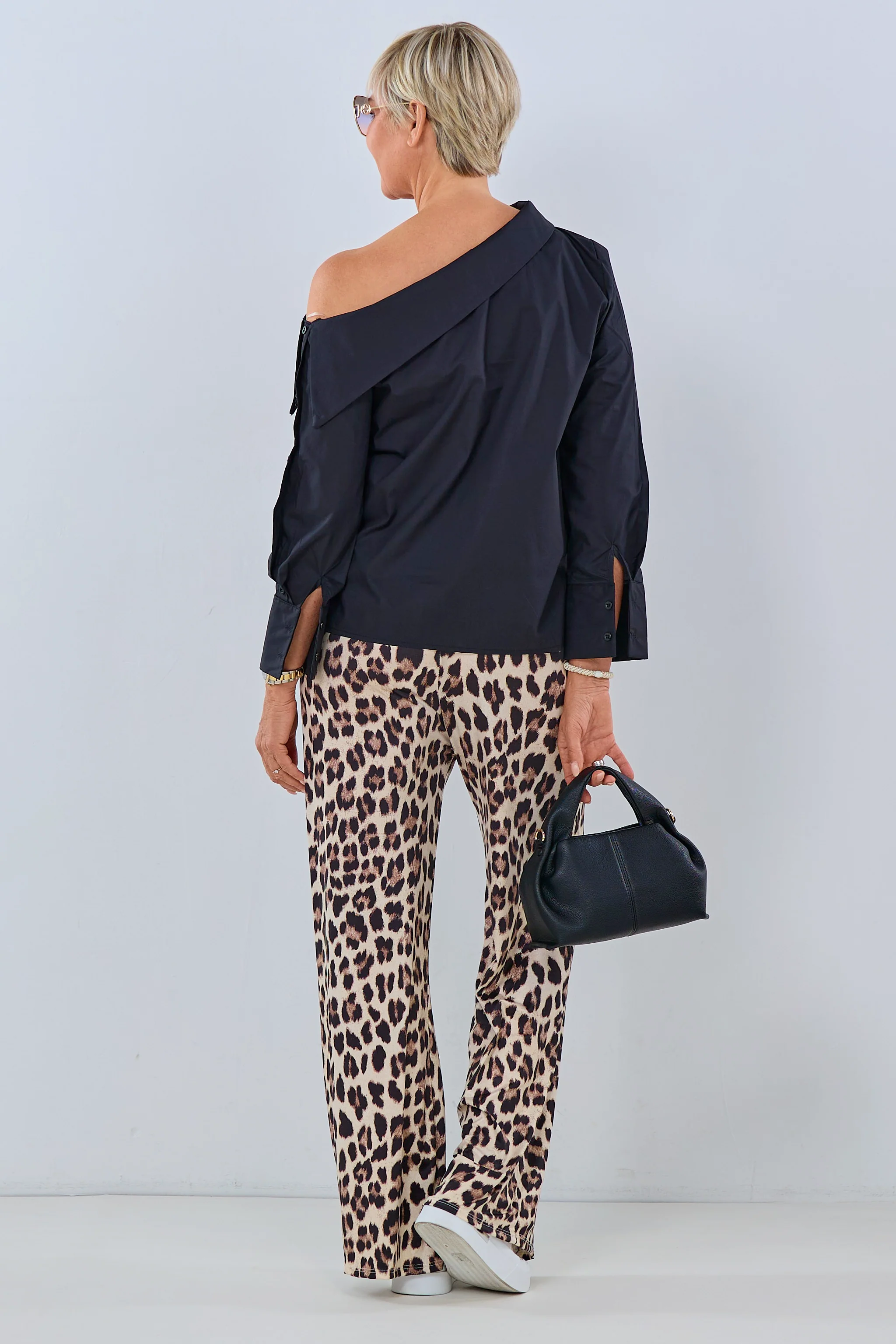 Bluse mit asymmetrischem Kragen, schwarz