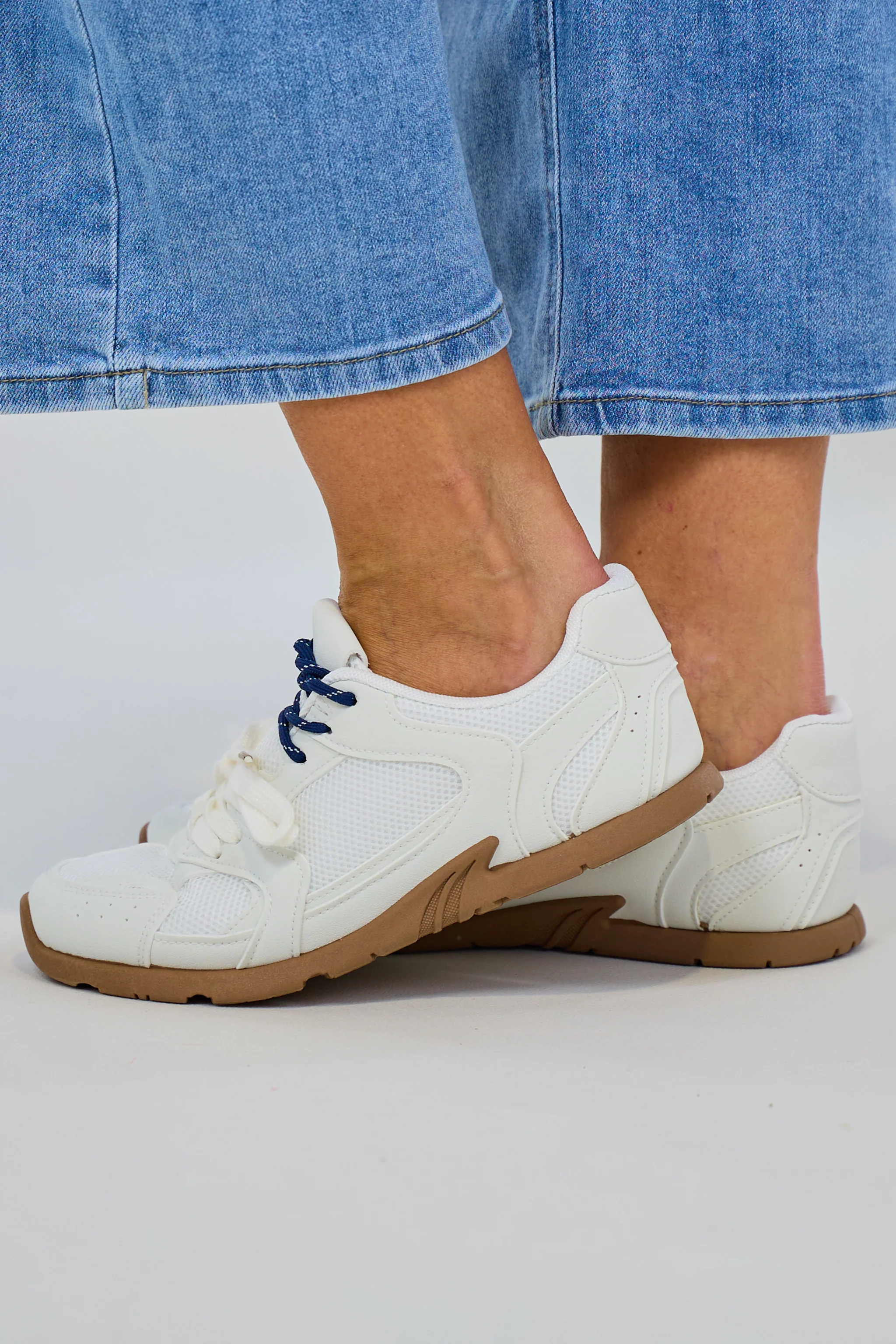 Sneaker mit doppelter Schnürung, weiß