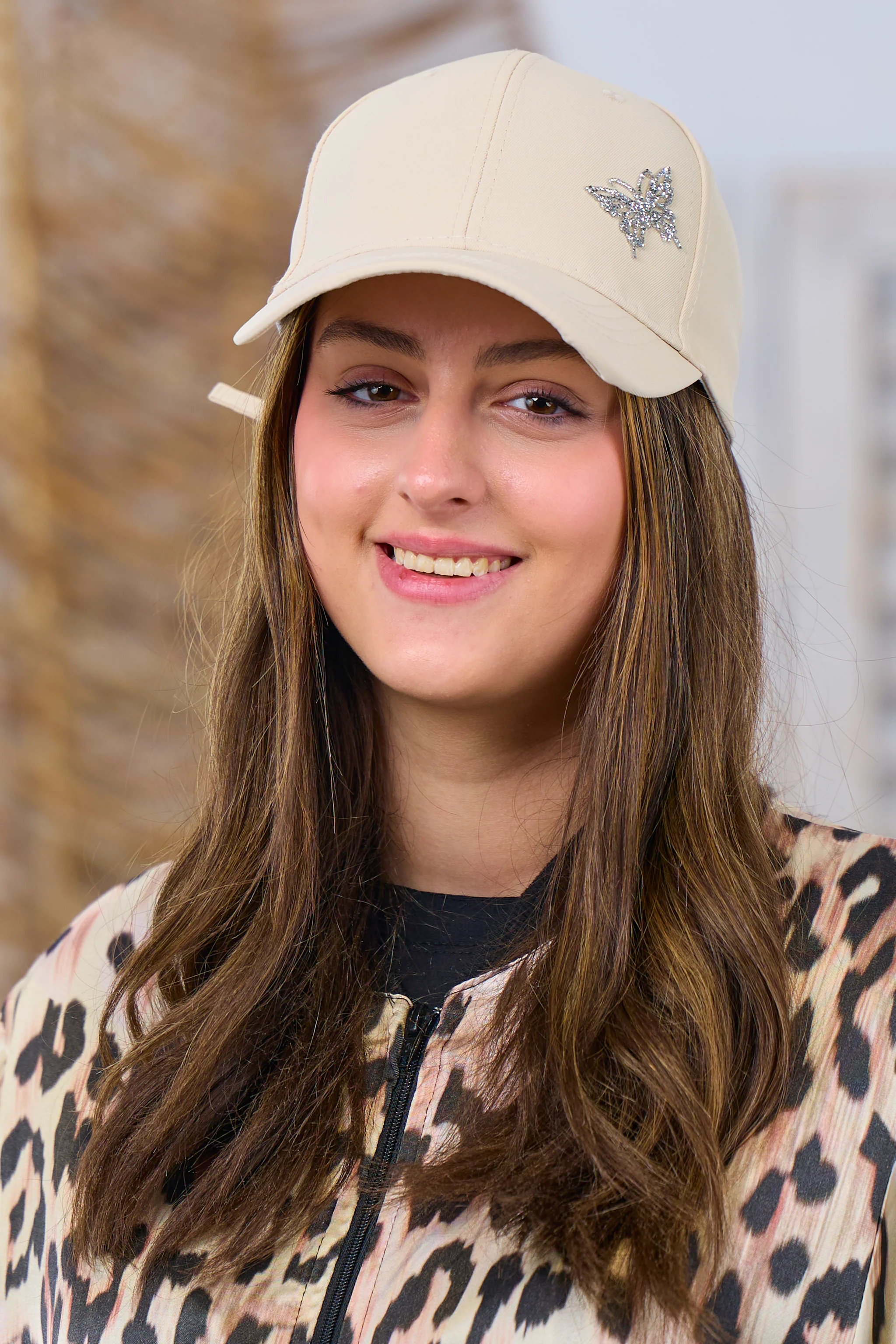 Stylische Kappe mit Glitzer-Schmetterling, beige