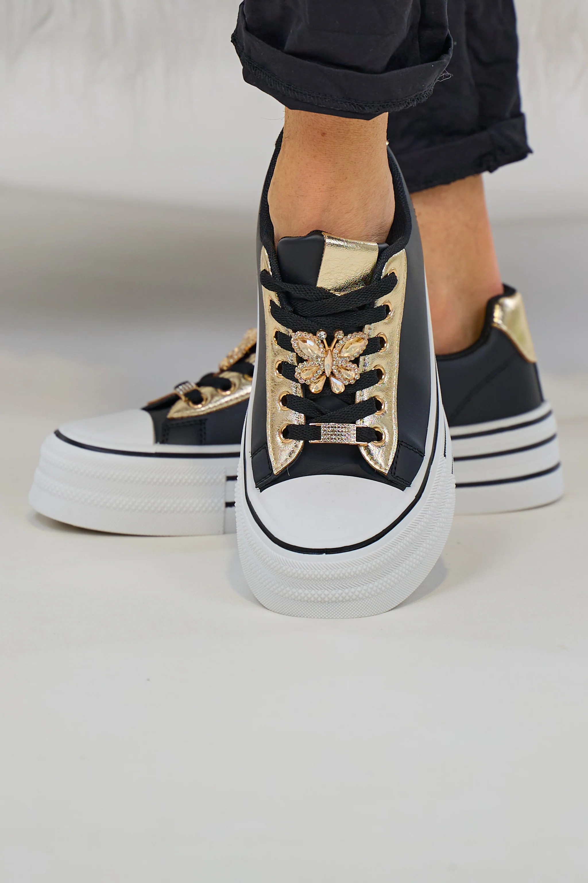 Sneaker mit Schmuckelementen, schwarz-weiß-gold