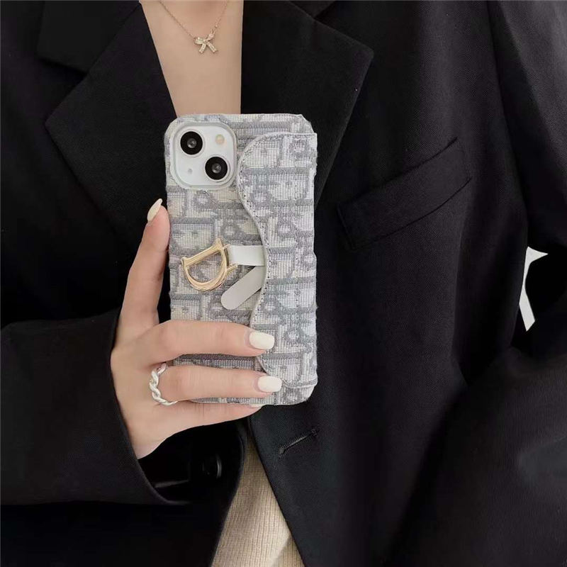 iphone17/17pro/16pro max ケース dior 刺繡風 iphone15/14pro カバー ディオールコピー レディース アイフォンミニ 携帯ケーストロッターD金具 高級プレゼント