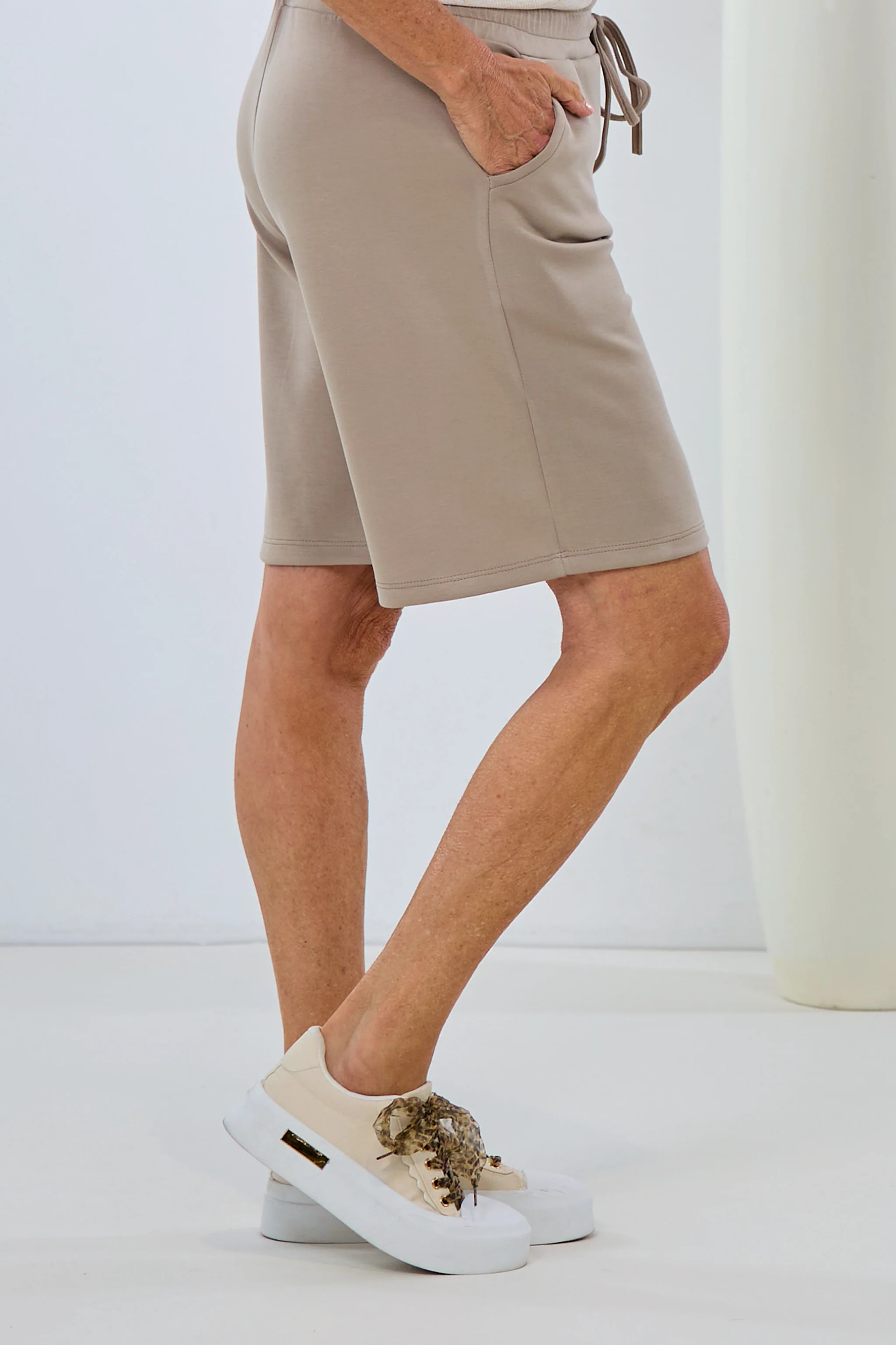 Uni Shorts mit Kordelzug, taupe