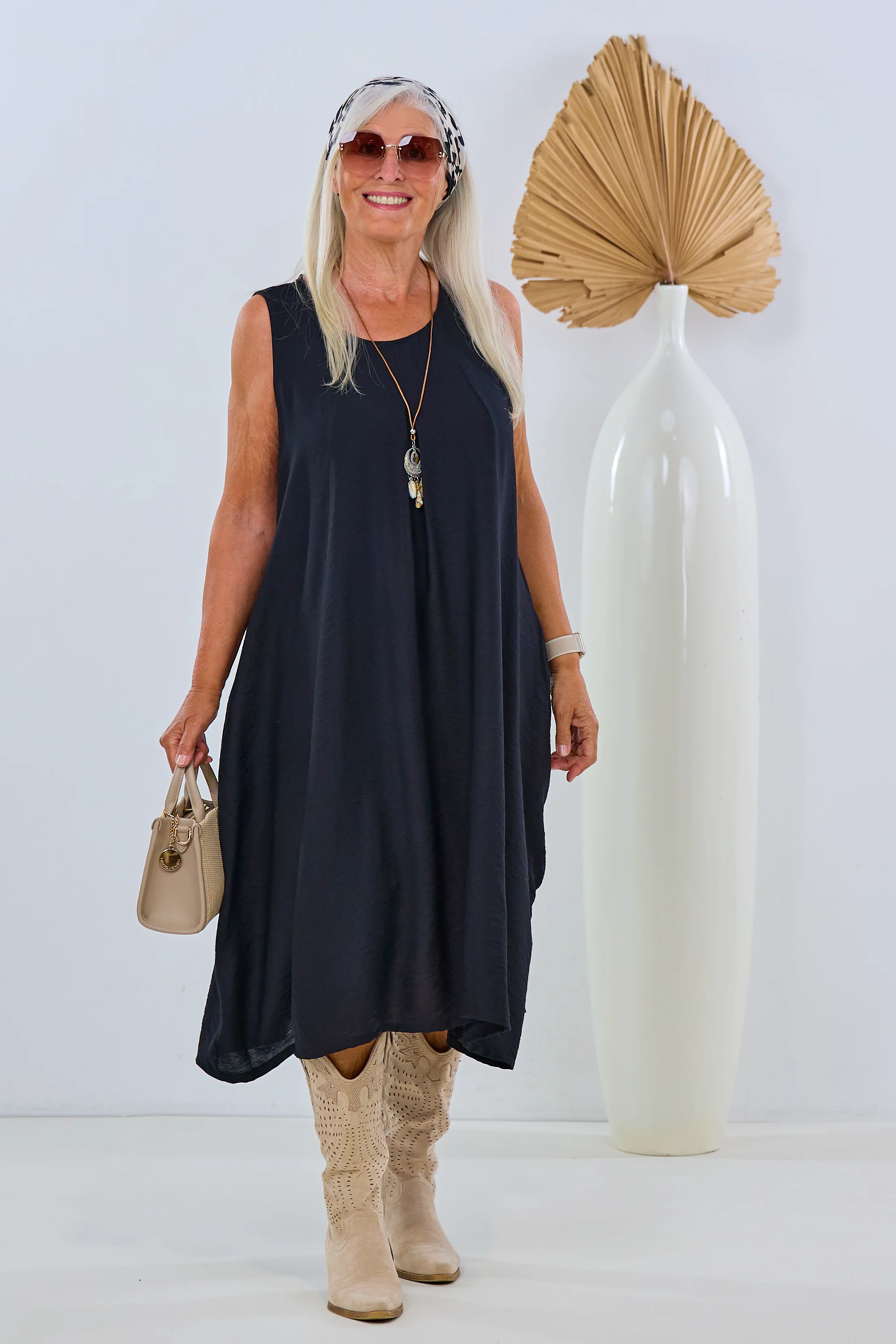 luftiges Kleid mit Kette, schwarz