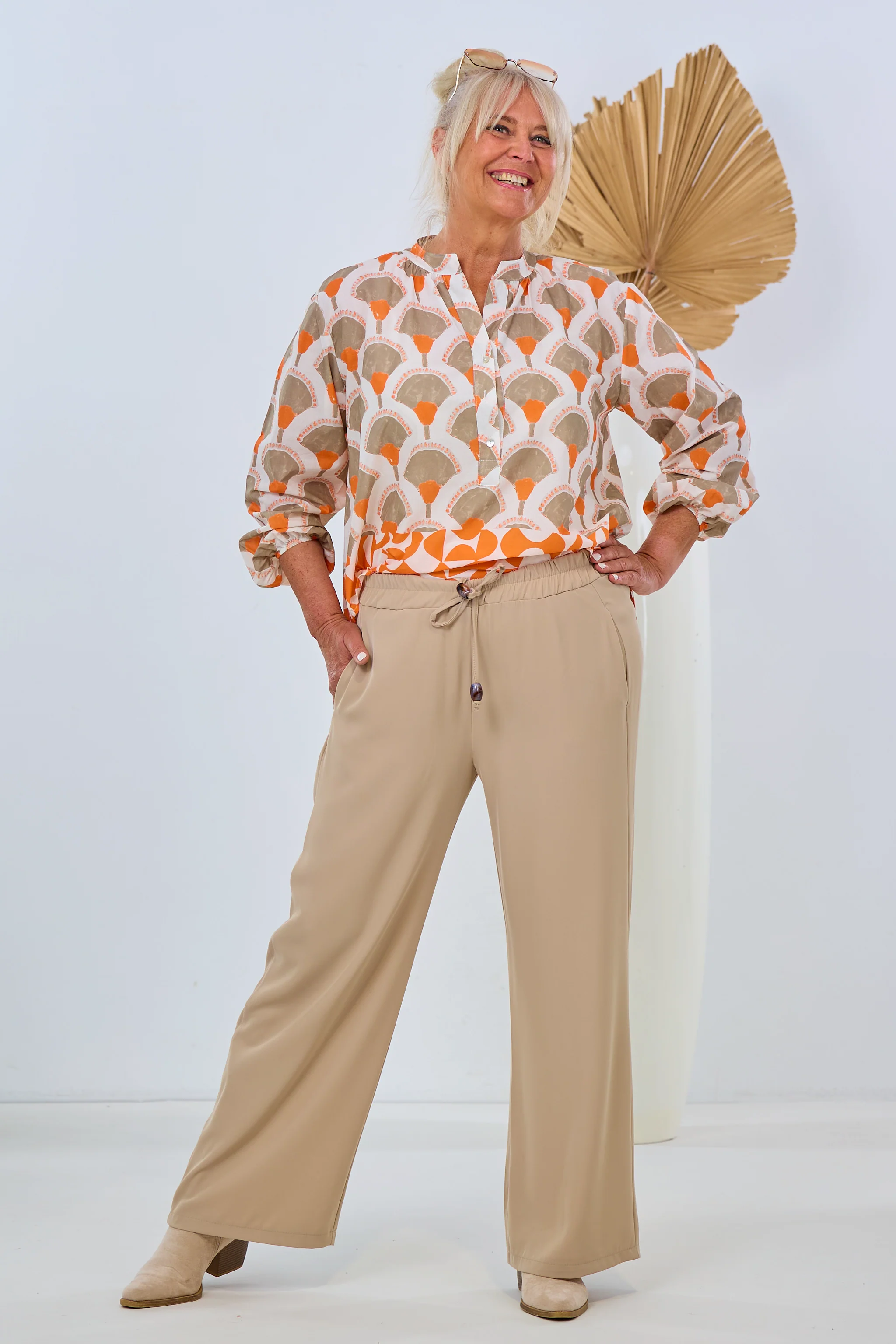 weite Stoffhose mit Zierbändchen-groß, beige