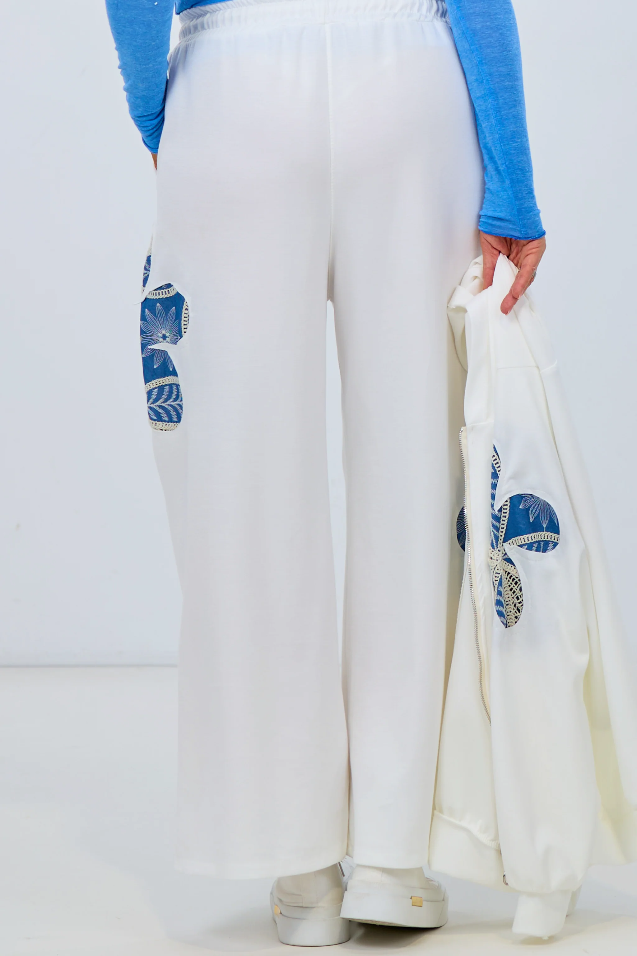 Lässige Freizeithose mit Stickerei, weiß/ecru-blau