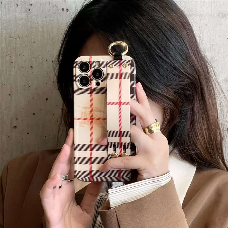 burberry スマホケース iphone16pro/15/14pro ベルト付き バーバリー風 iphone13/12pro max ケース クマ チェック柄 アイフォンカバー iphone11/11pro パロディ お揃い シンプル