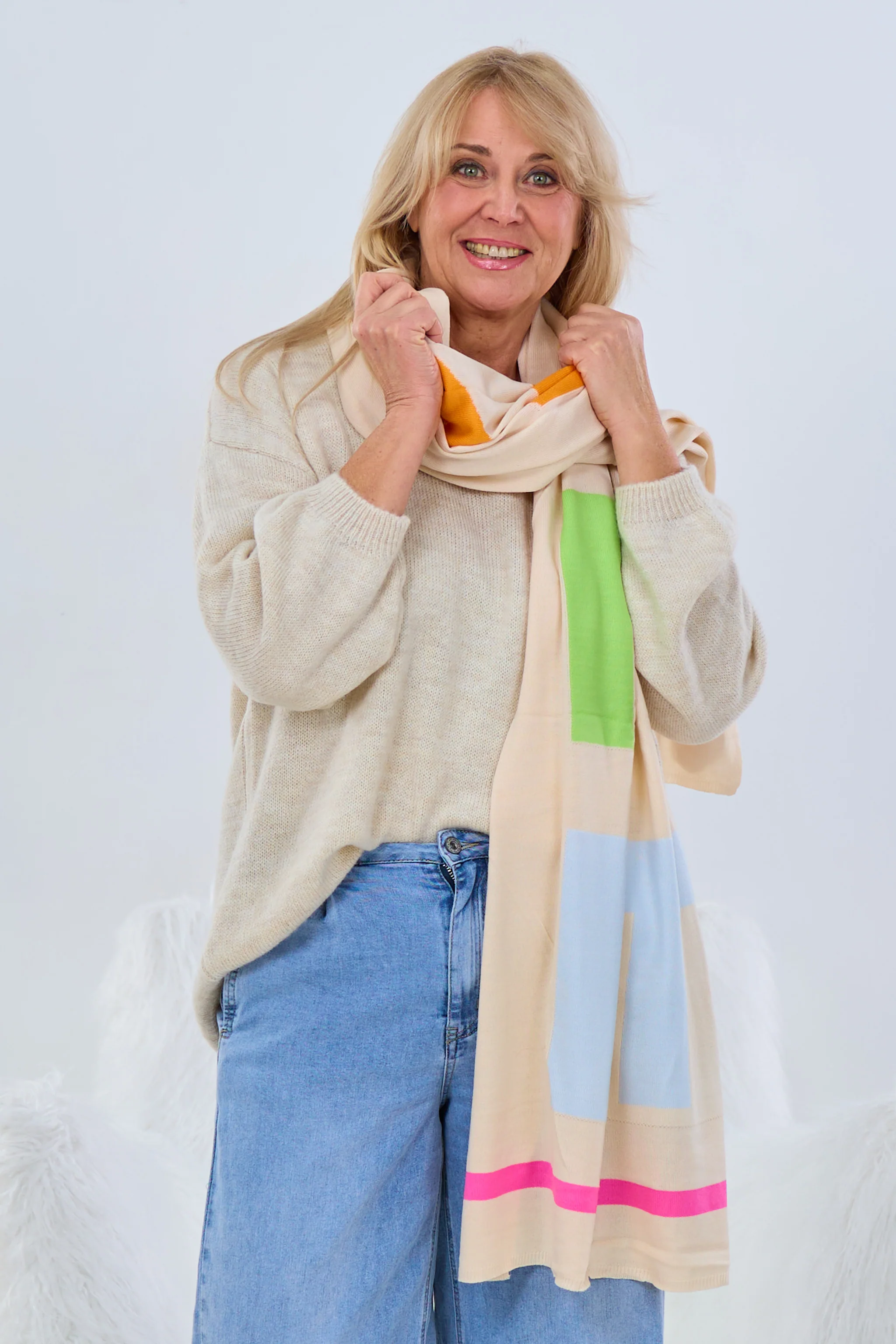 Dünner Strickschal mit SMILE Schriftzug, hellbeige-bunt