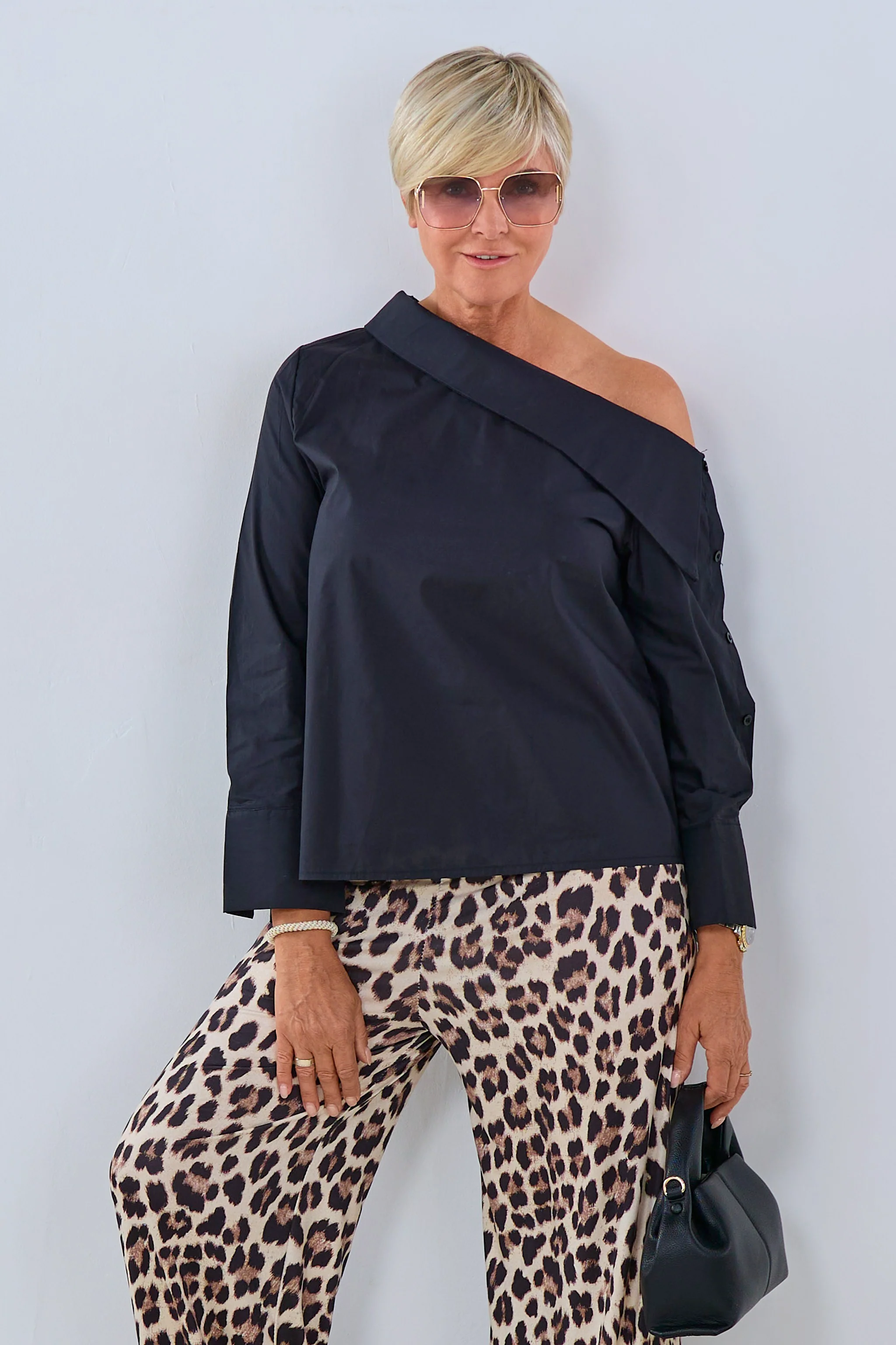 Bluse mit asymmetrischem Kragen, schwarz
