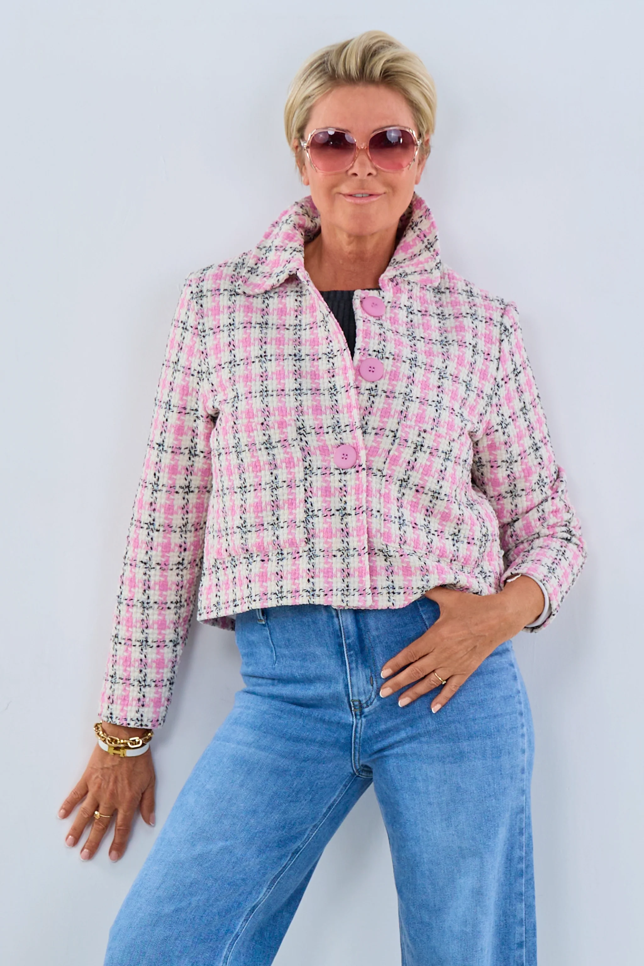 kurze, grob gewebte Jacke, ecru-rosa-schwarz