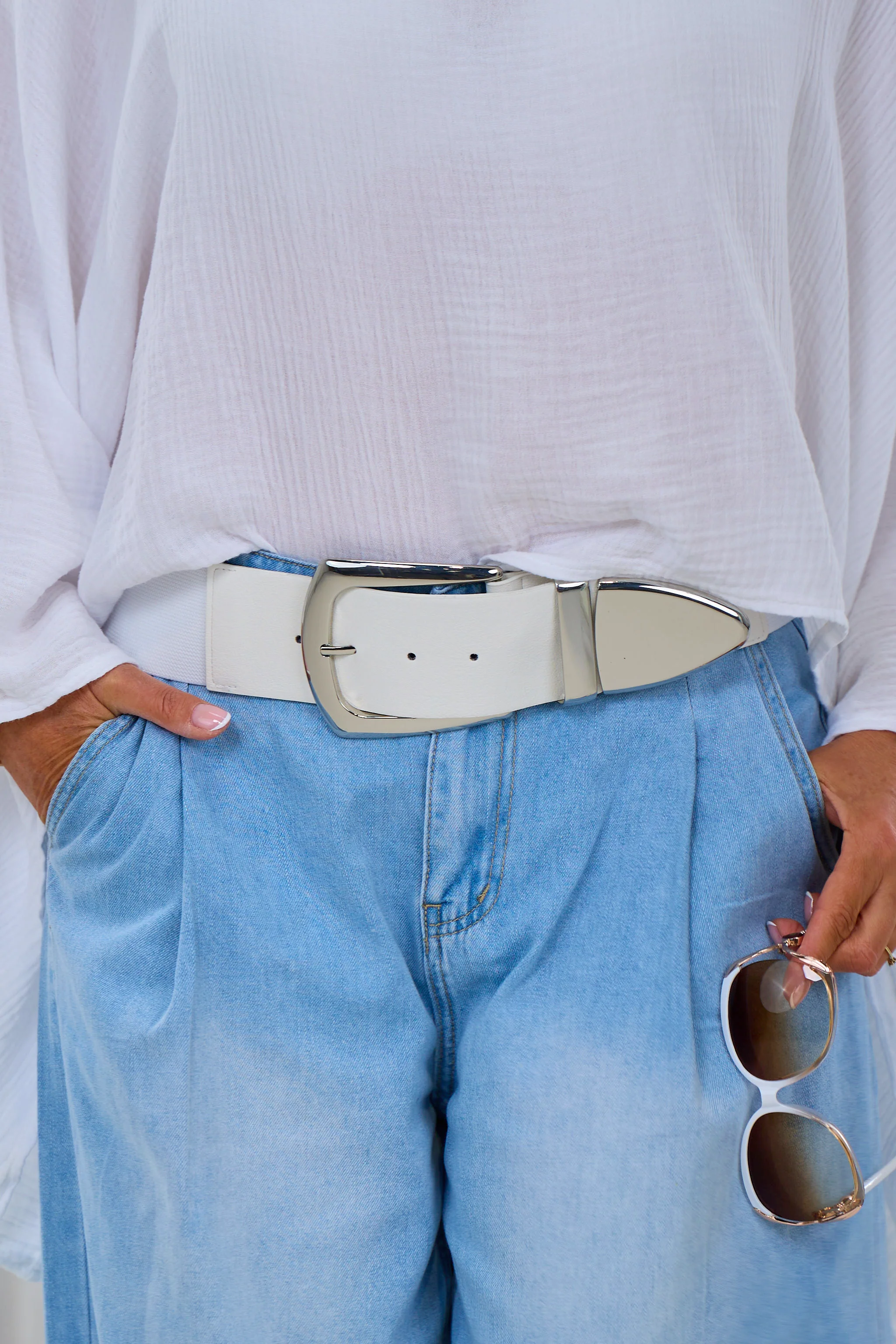 Breiter Stretchgürtel mit großer Schnalle, weiß-silber