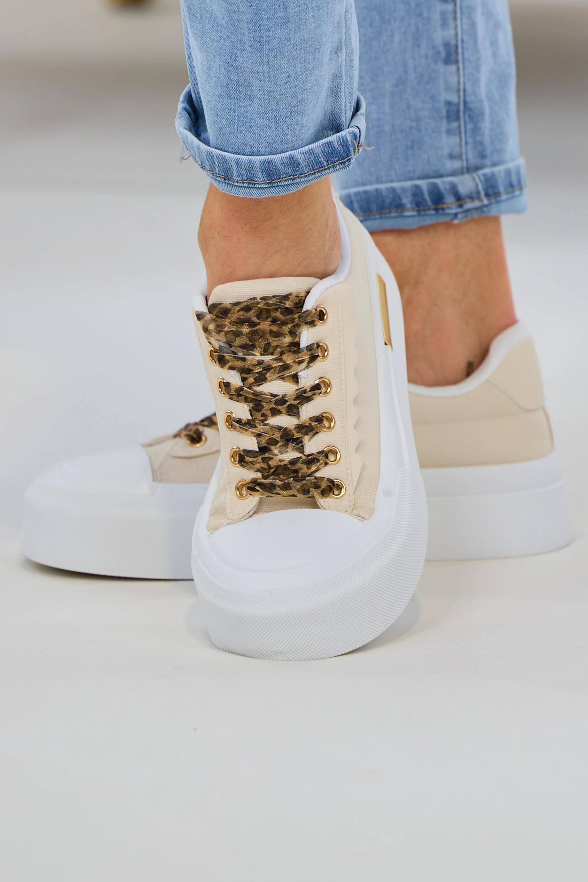 Sneaker mit Leo-Schnürung, beige-weiß