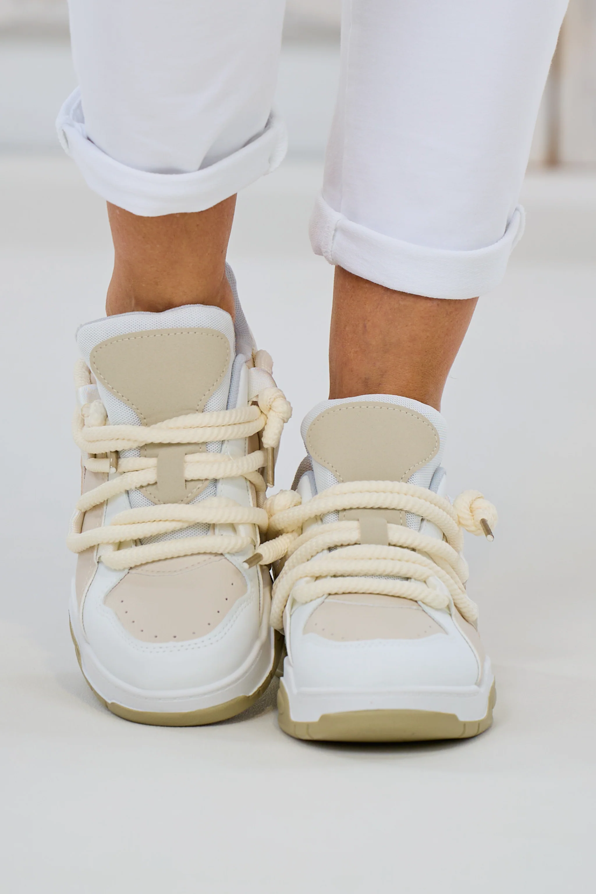 Sneaker mit Kordel Schnürsenkeln, beige-weiß