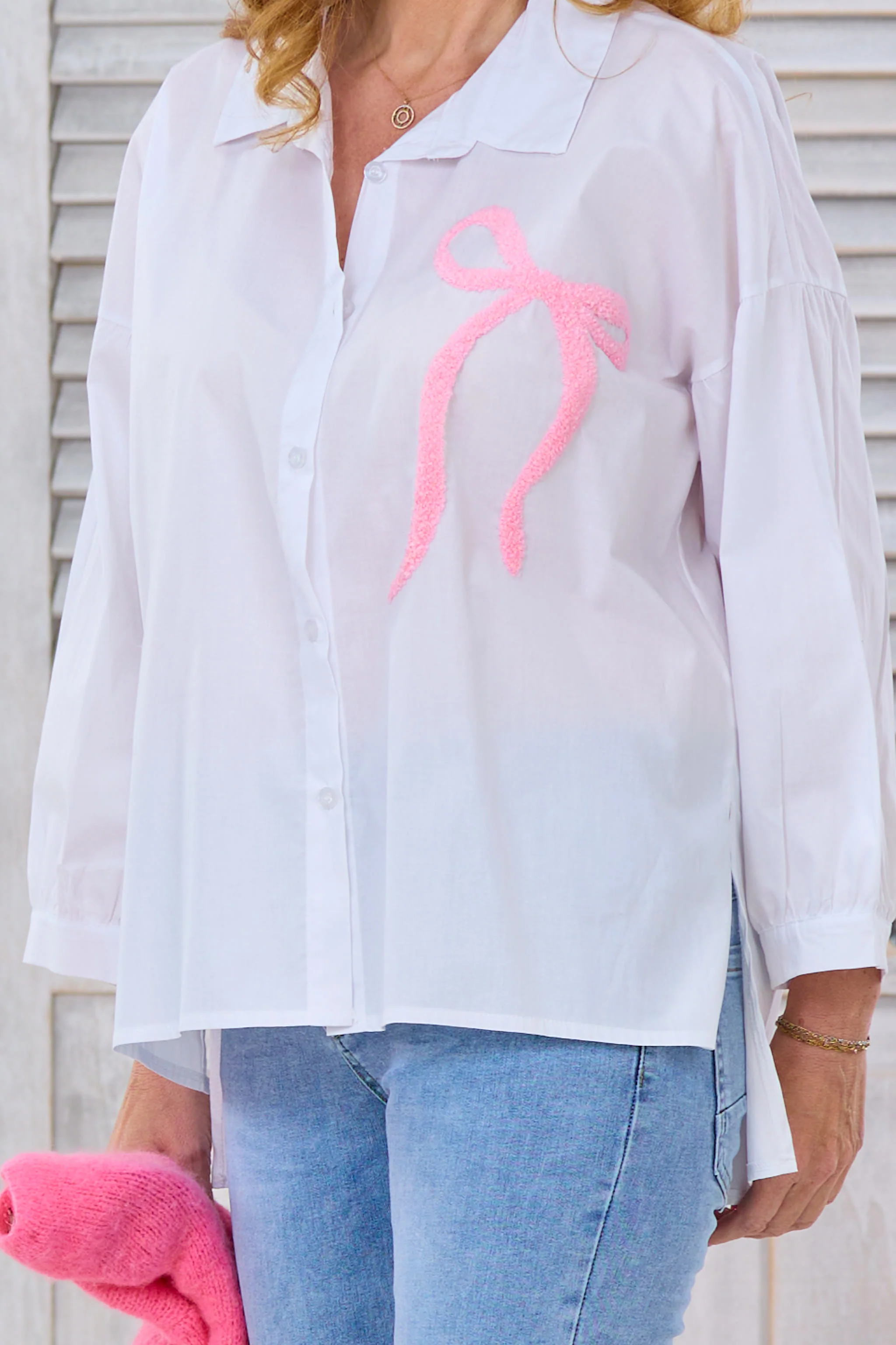 Oversized-Bluse mit Schleifen-Flock, weiß-rosa