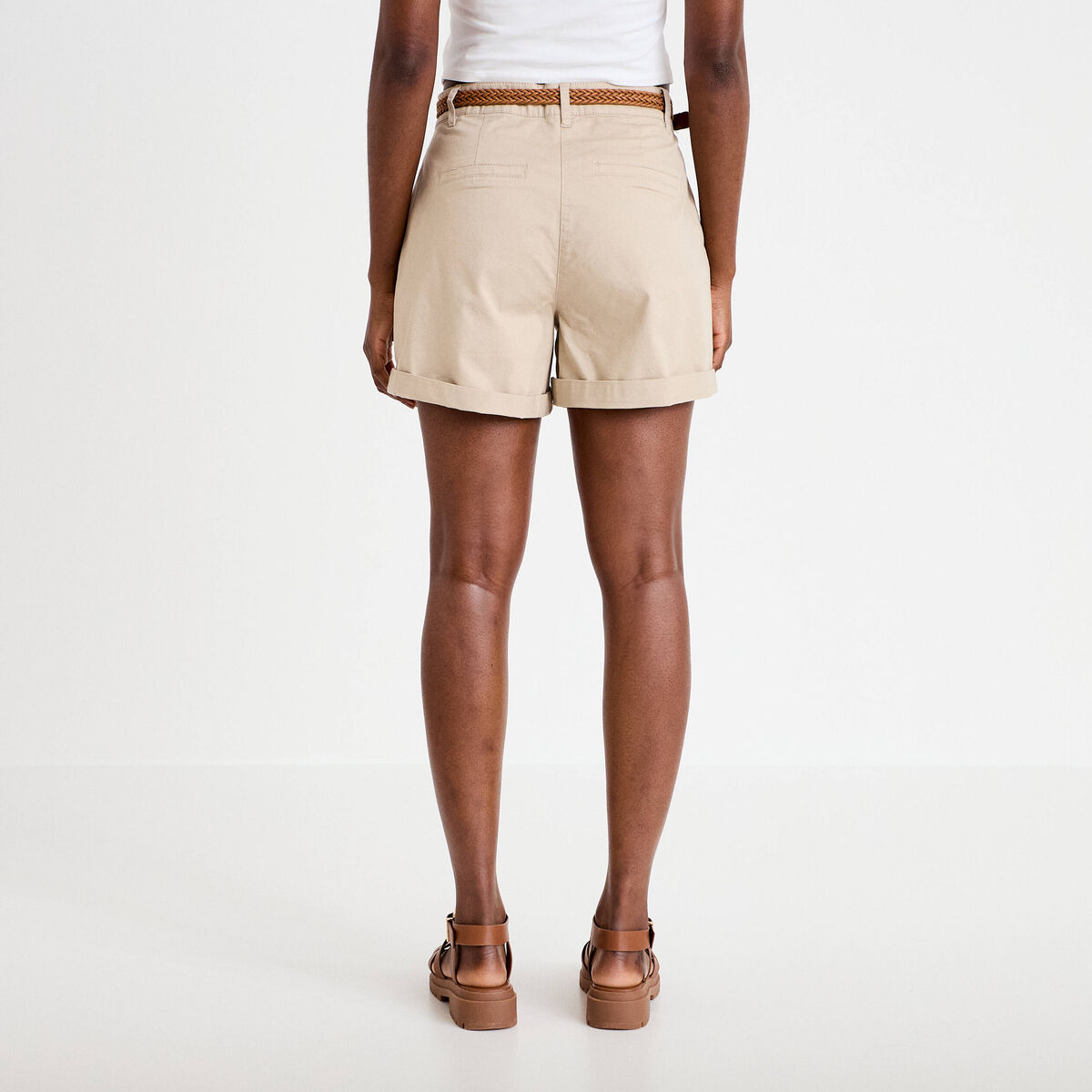 Short chino ceinturé beige femme