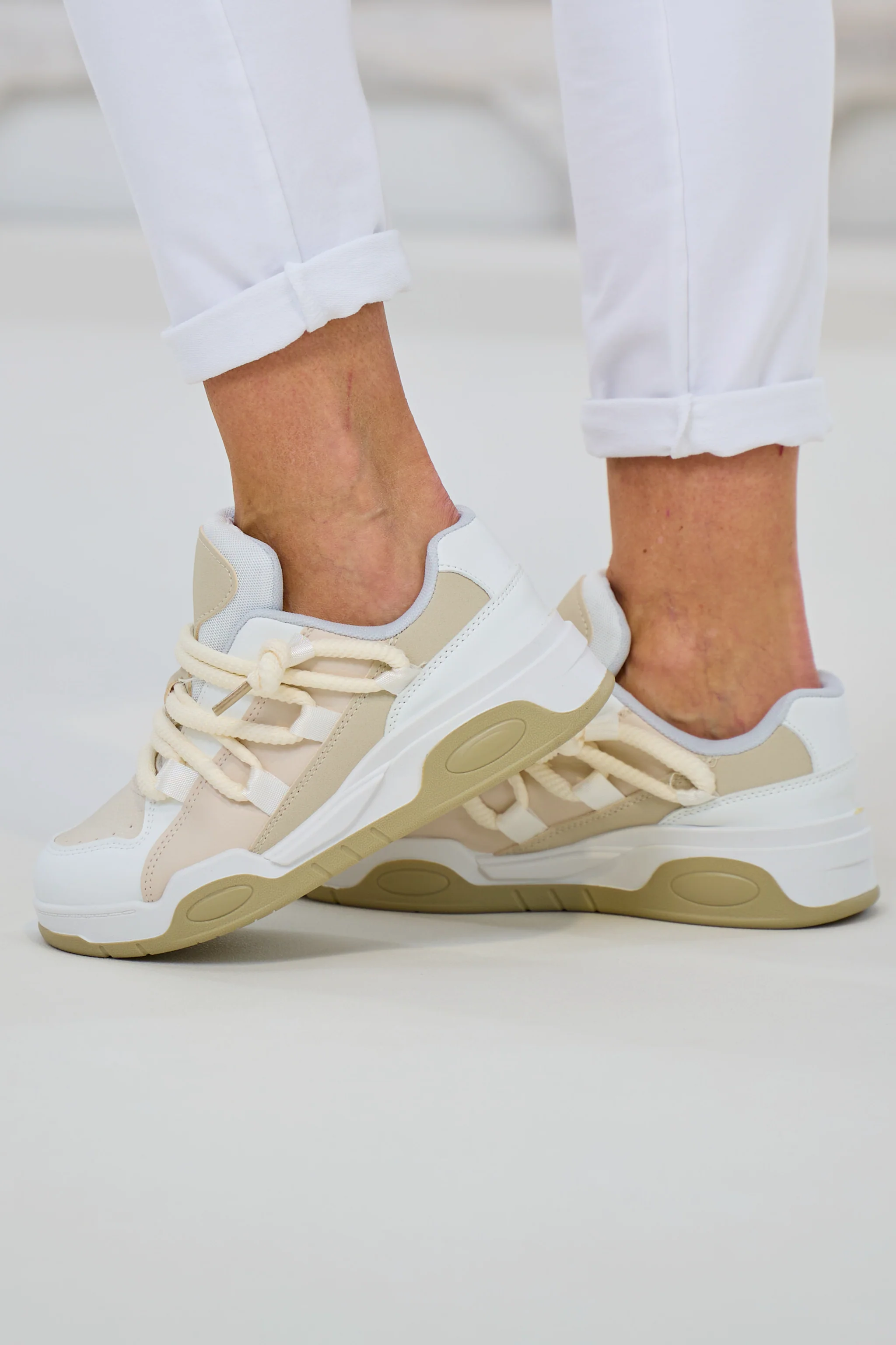 Sneaker mit Kordel Schnürsenkeln, beige-weiß