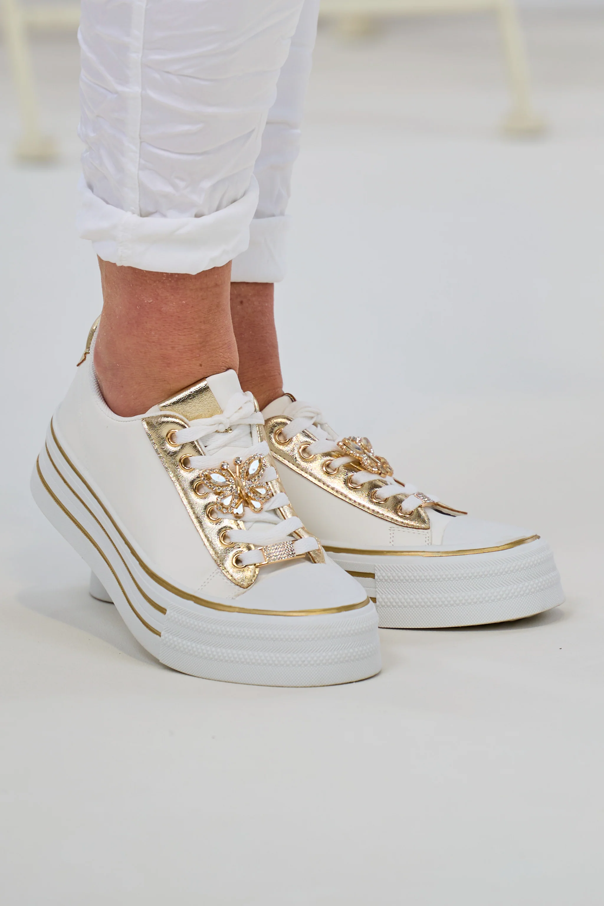 Sneaker mit Schmuckelementen, weiß-gold