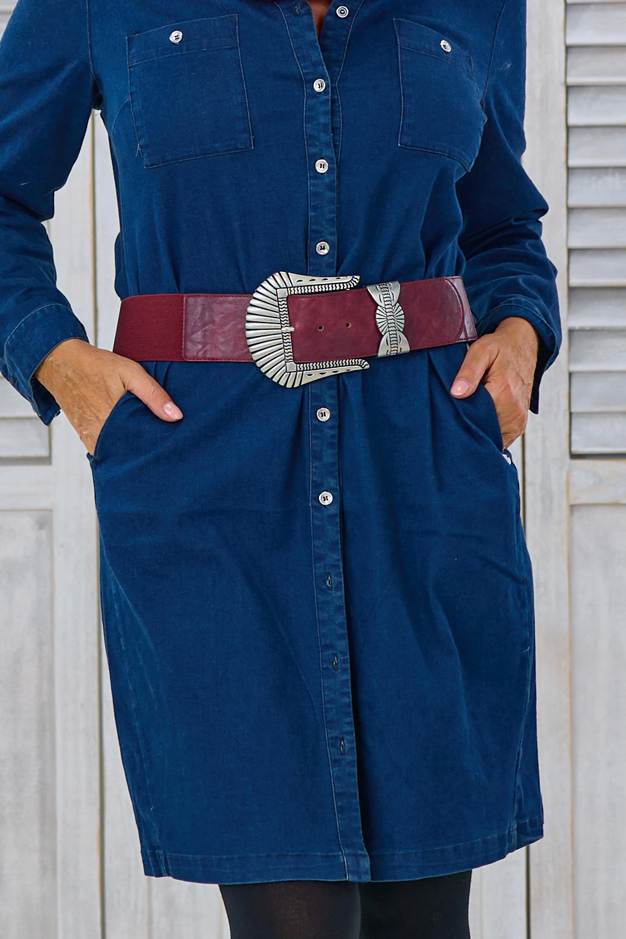 Breiter Stretchgürtel mit großer Schnalle, bordeaux-silber