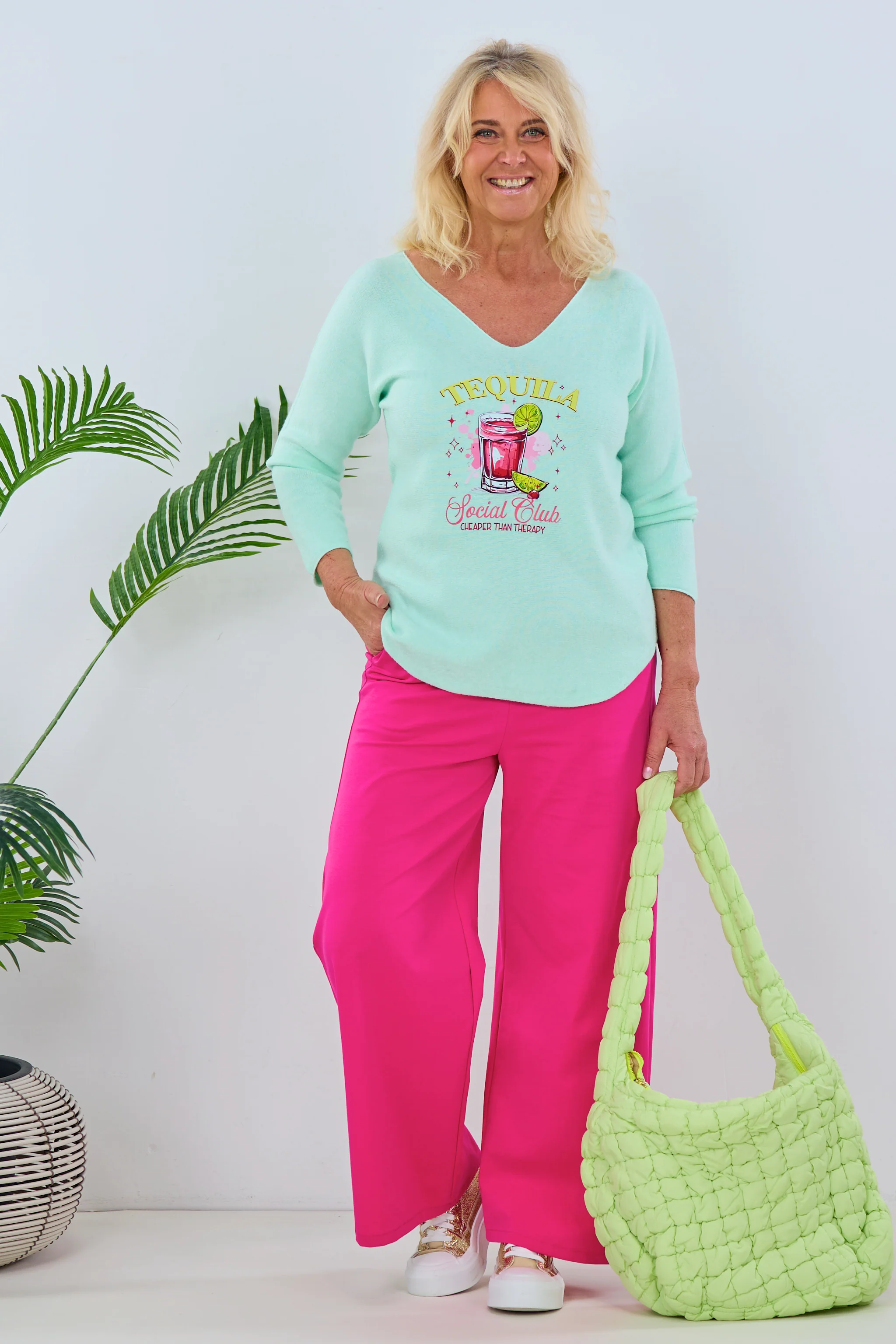 Leichter Strickpulli quergestrickt mit Cocktail-Druck, mint