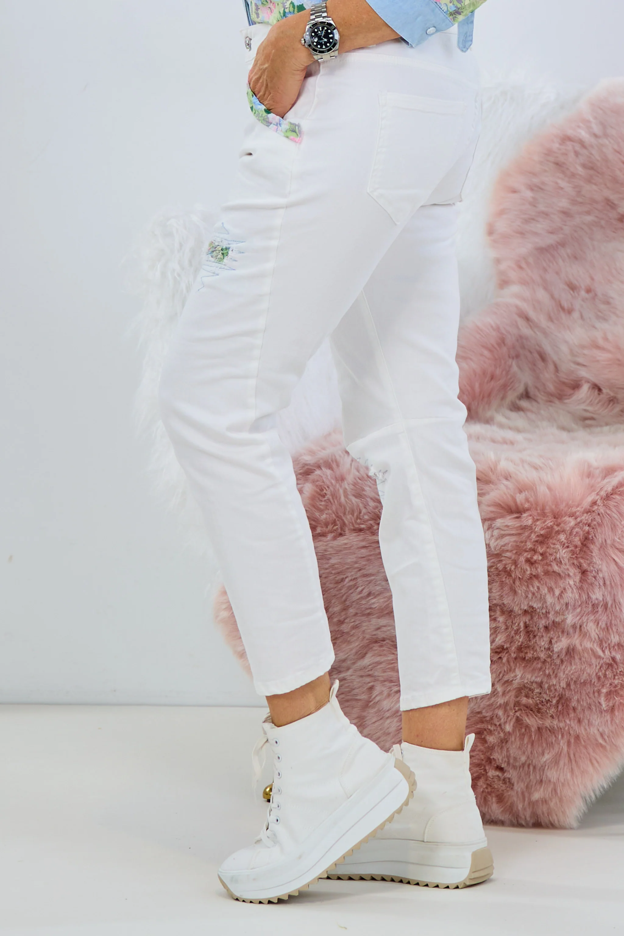 Jeans mit Blumendetails, weiß