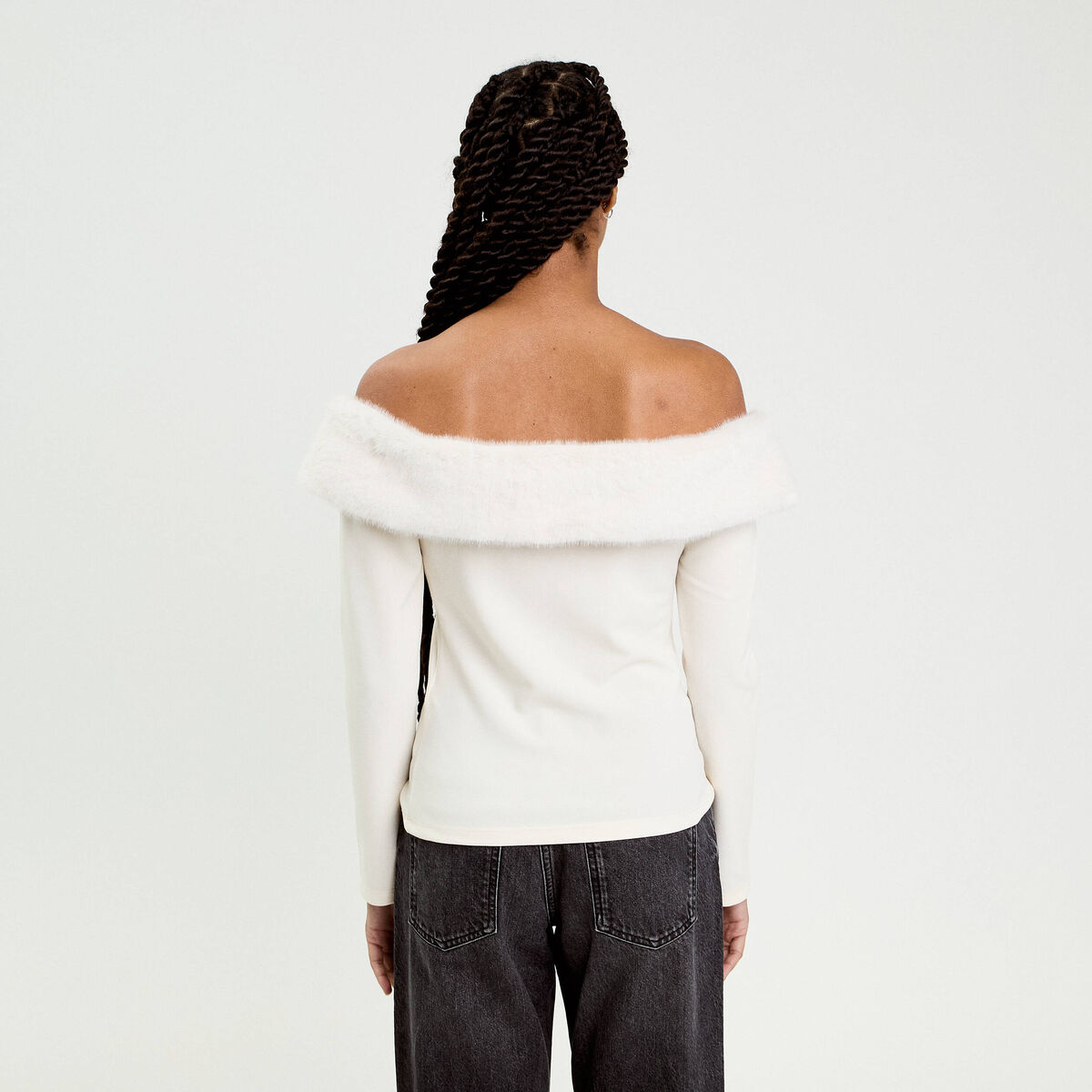 T-shirt col bardot fausse fourrure ecru femme