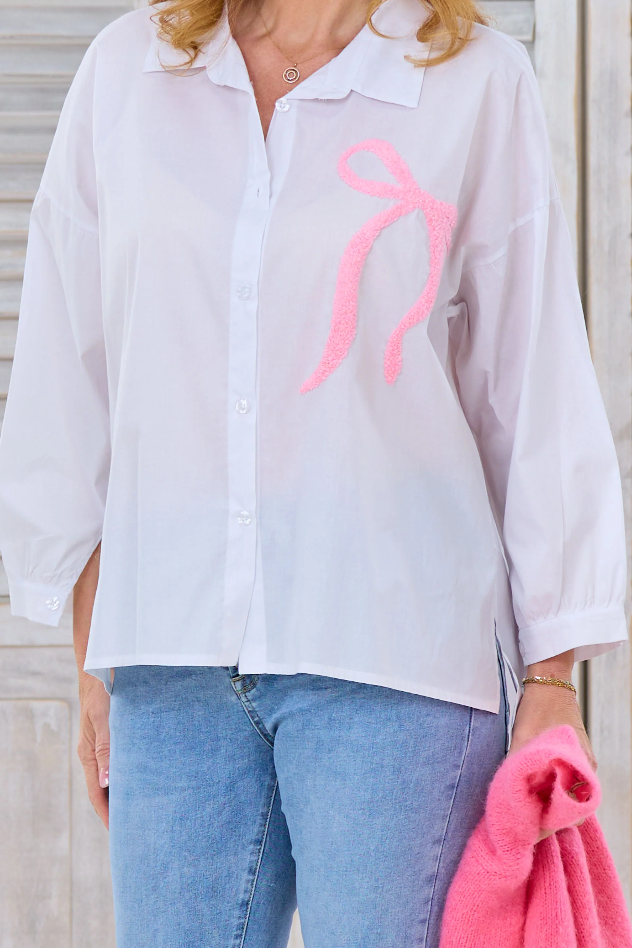 Oversized-Bluse mit Schleifen-Flock, weiß-rosa