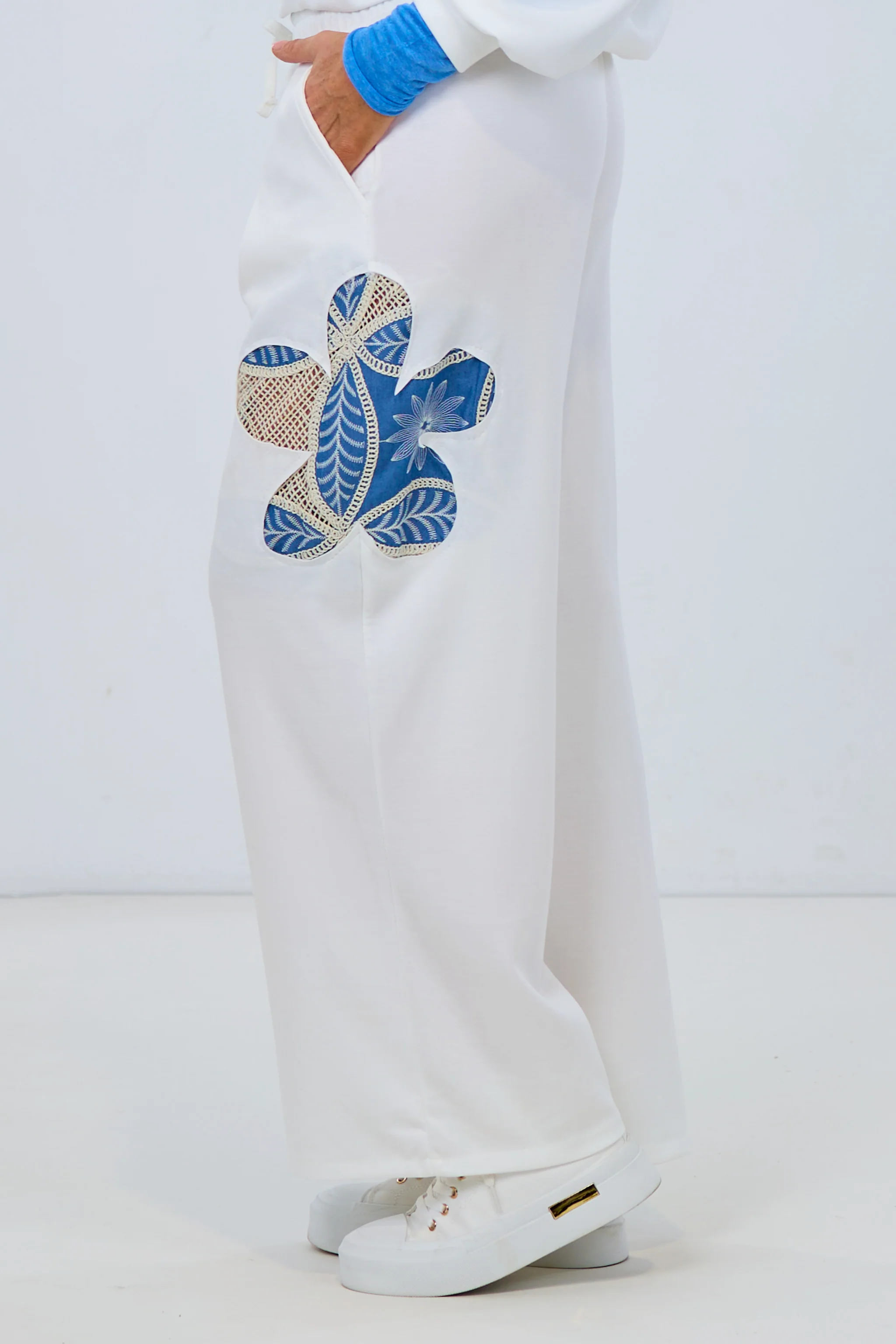 Lässige Freizeithose mit Stickerei, weiß/ecru-blau