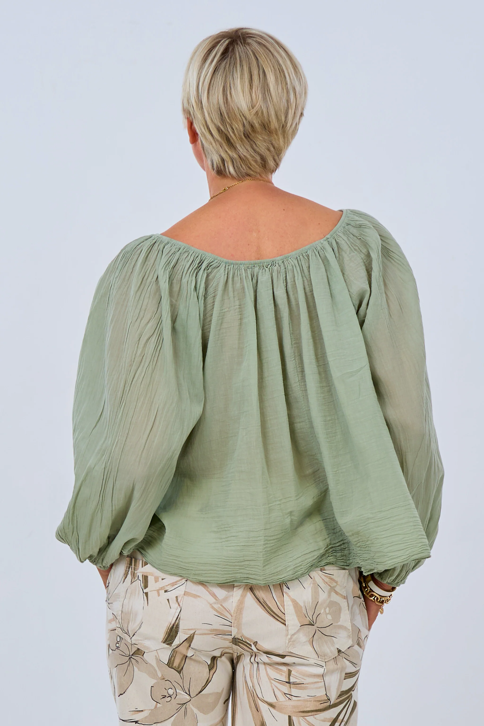 luftige Bluse mit Carmenausschnitt, oliv