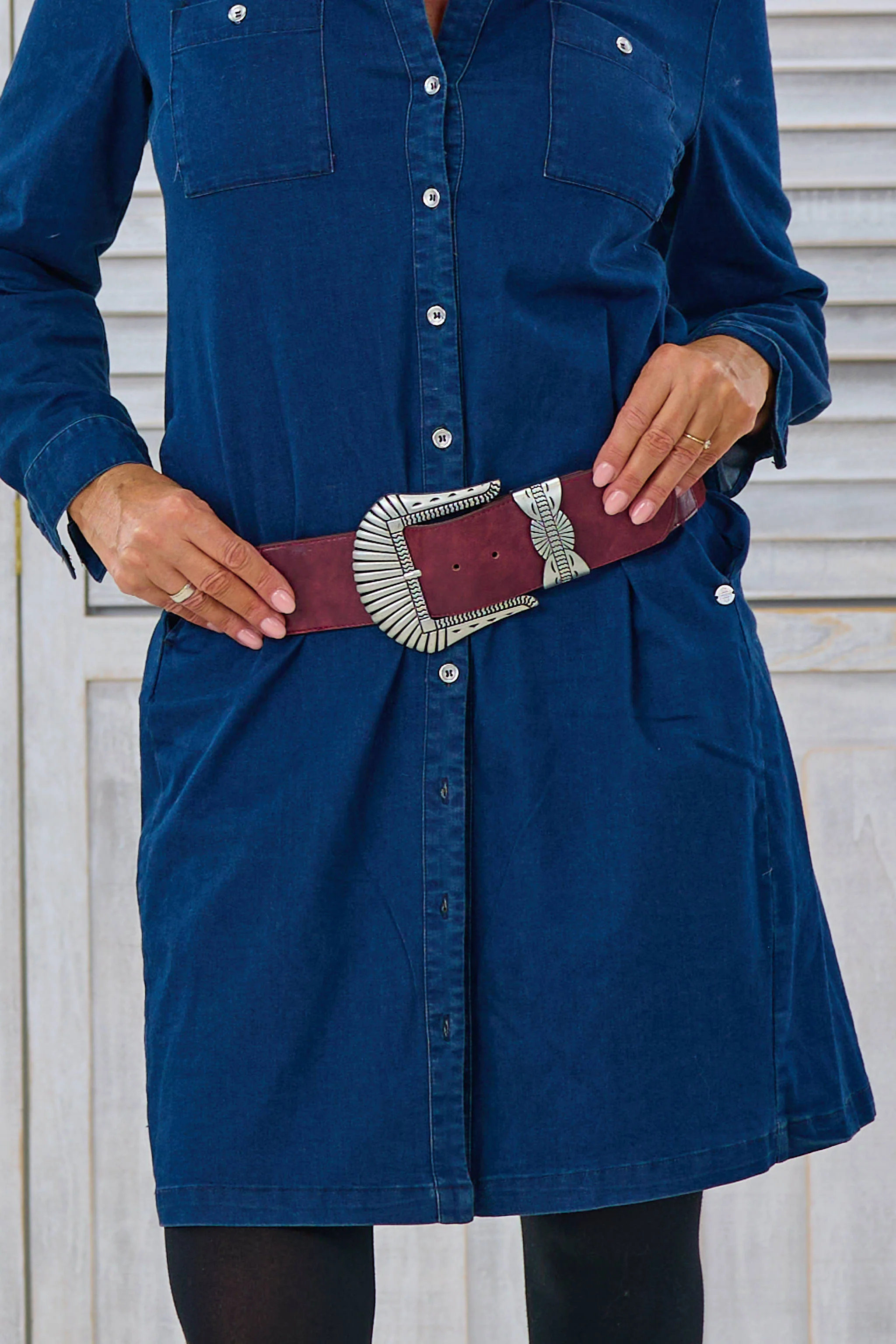 Breiter Stretchgürtel mit großer Schnalle, bordeaux-silber