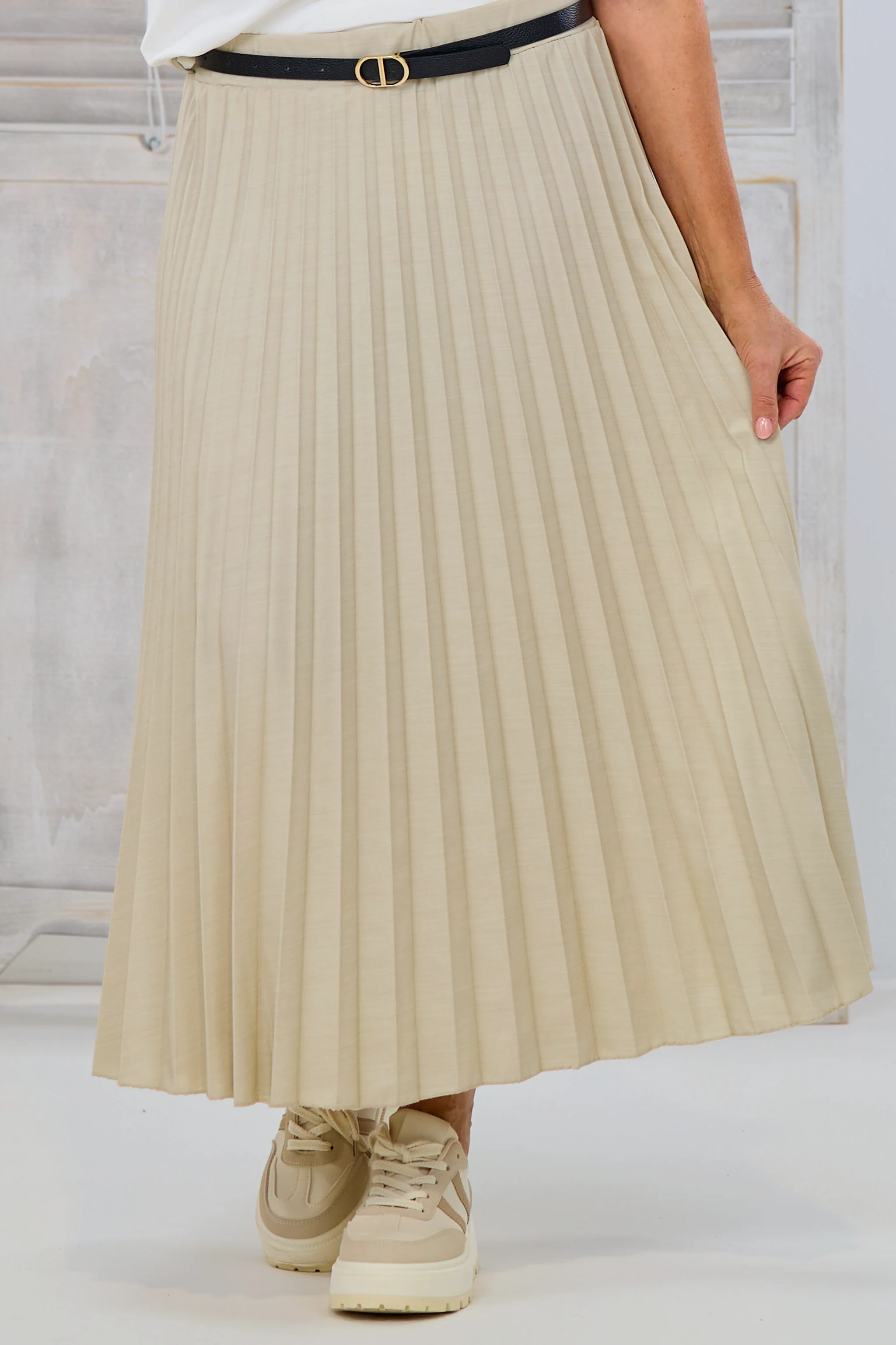 Plisseerock mit schmalem Gürtel, beige