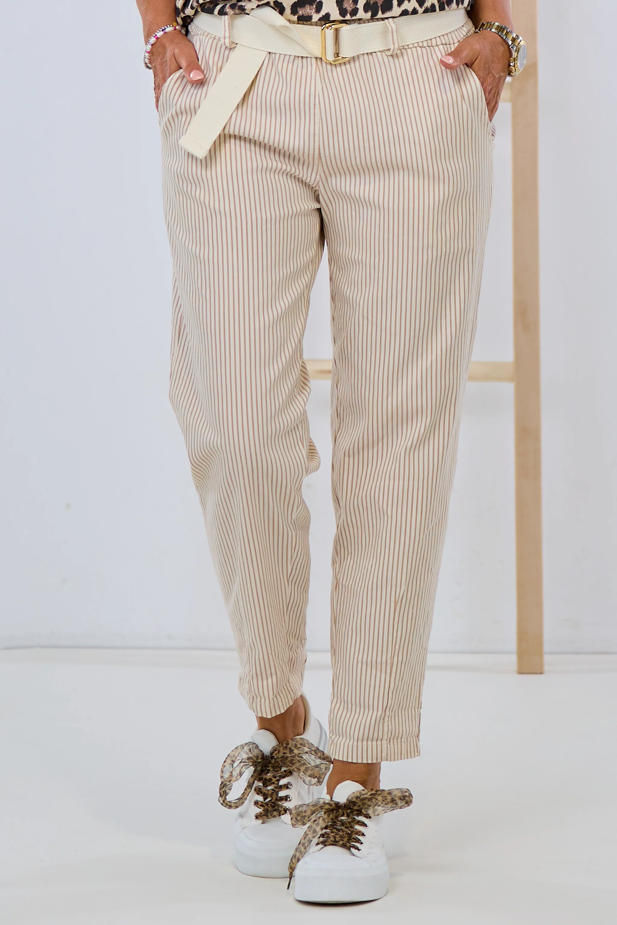gestreifte Hose mit Gürtel, beige-taupe