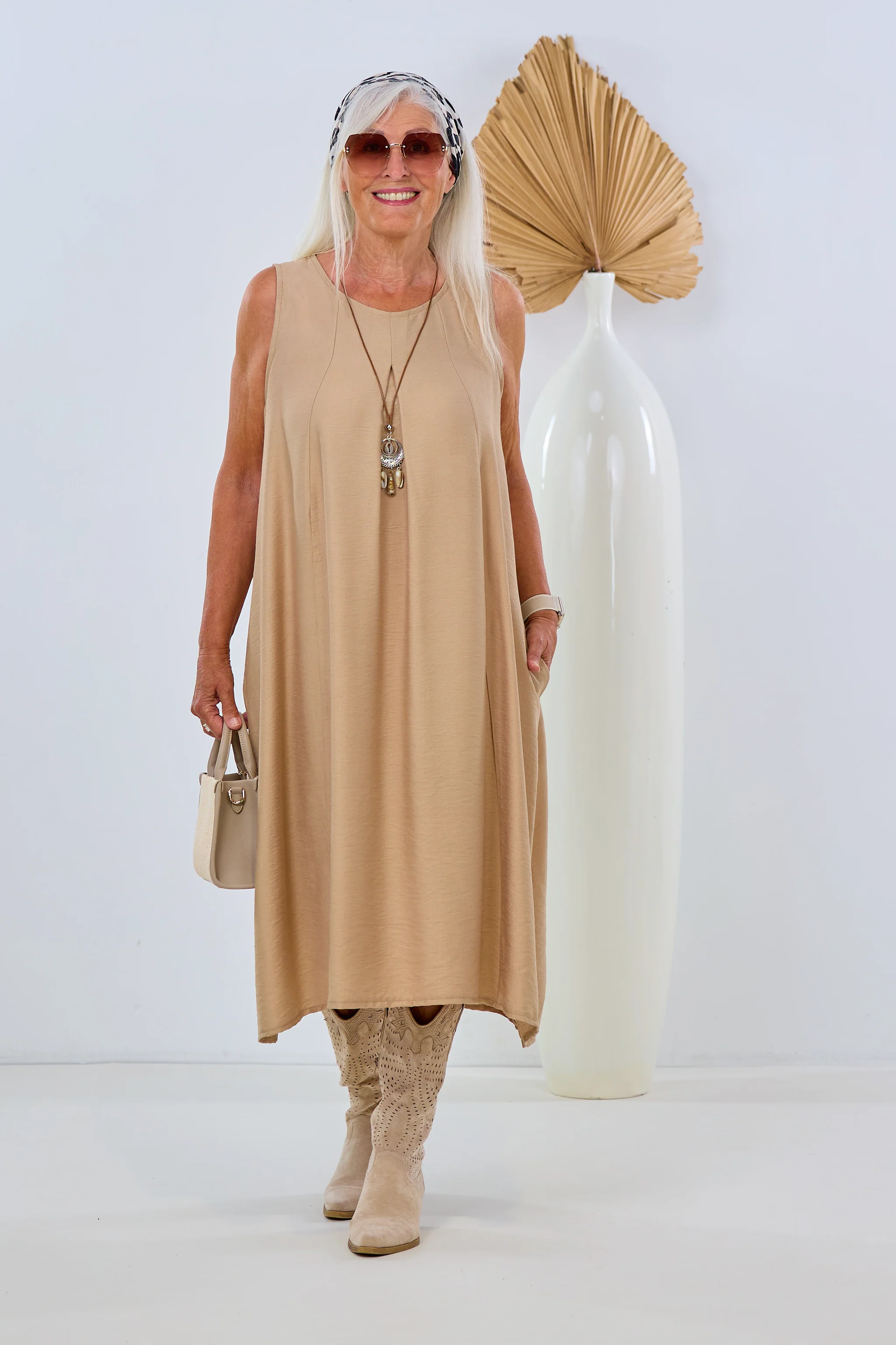 luftiges Kleid mit Kette, light camel