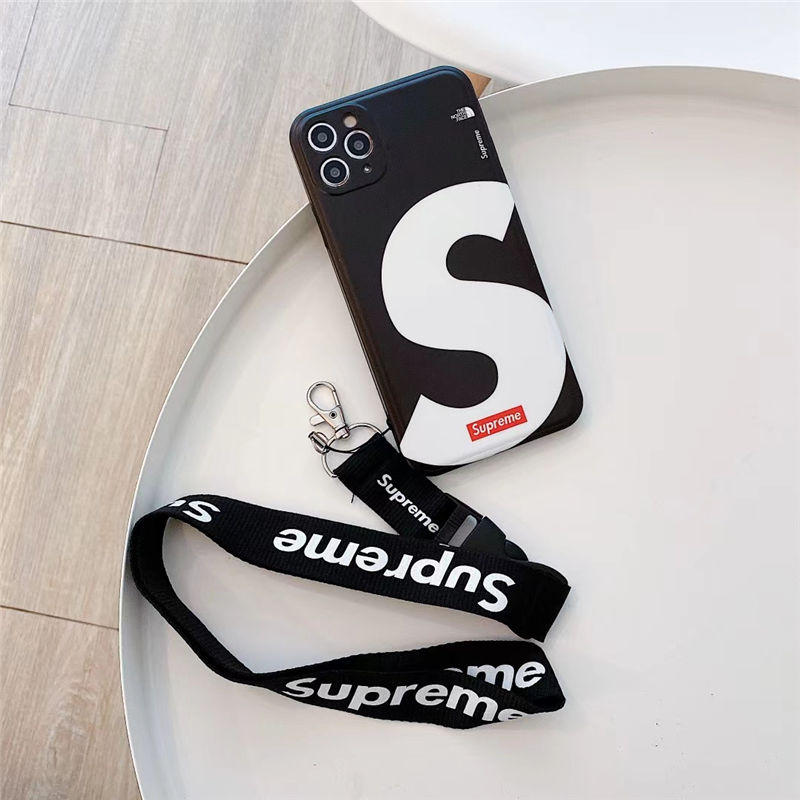 シュプリーム iphone15/15pro 首 掛け ケース ストリートブランド iphone14pro/14pro maxケース supreme ノースフェイス アイフォン13/11pro 携帯カバー カップル 赤 黒 iphonexs max/xrケース 芸能人 男