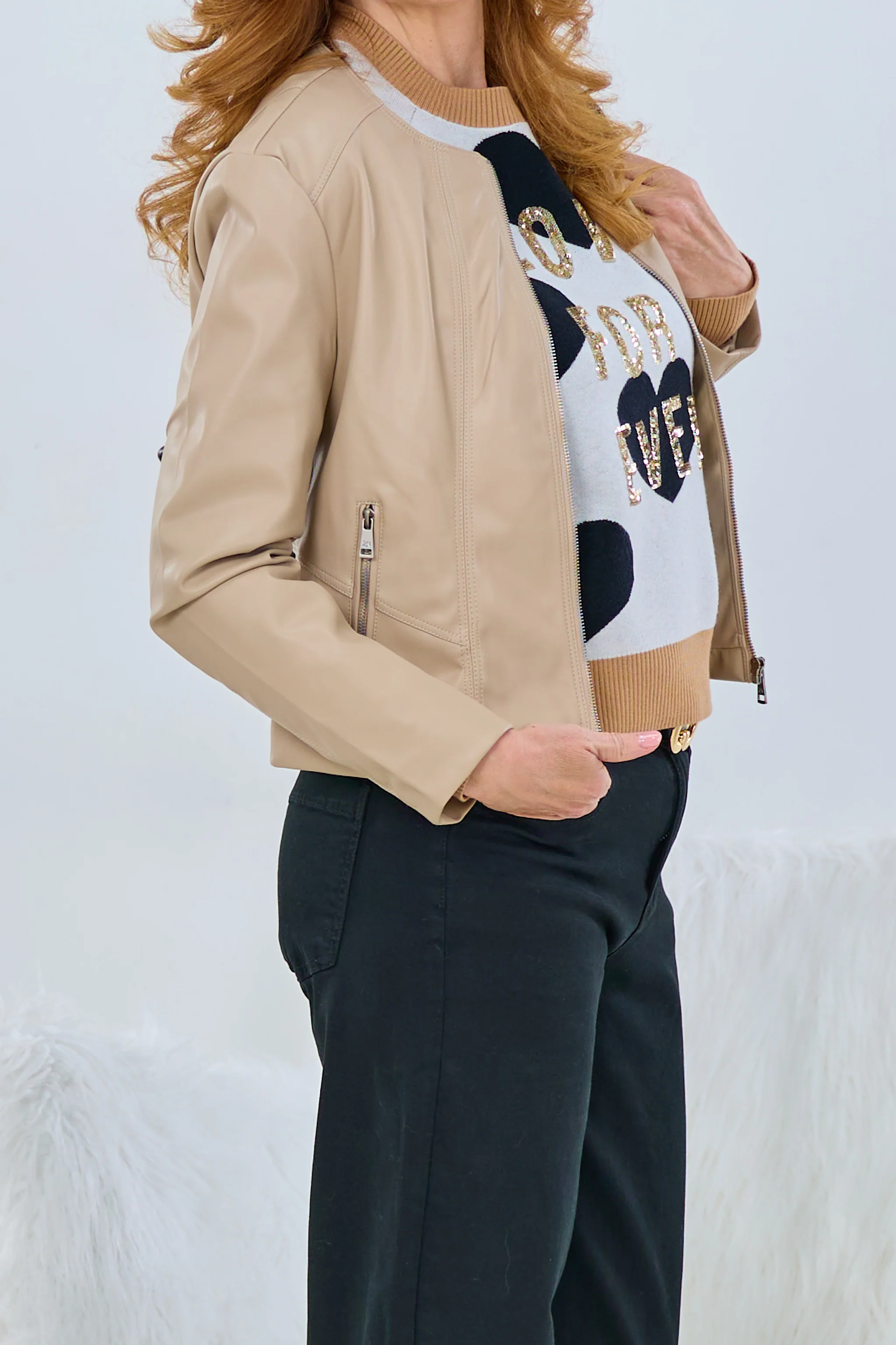 kurze, taillierte Kunstlederjacke, beige