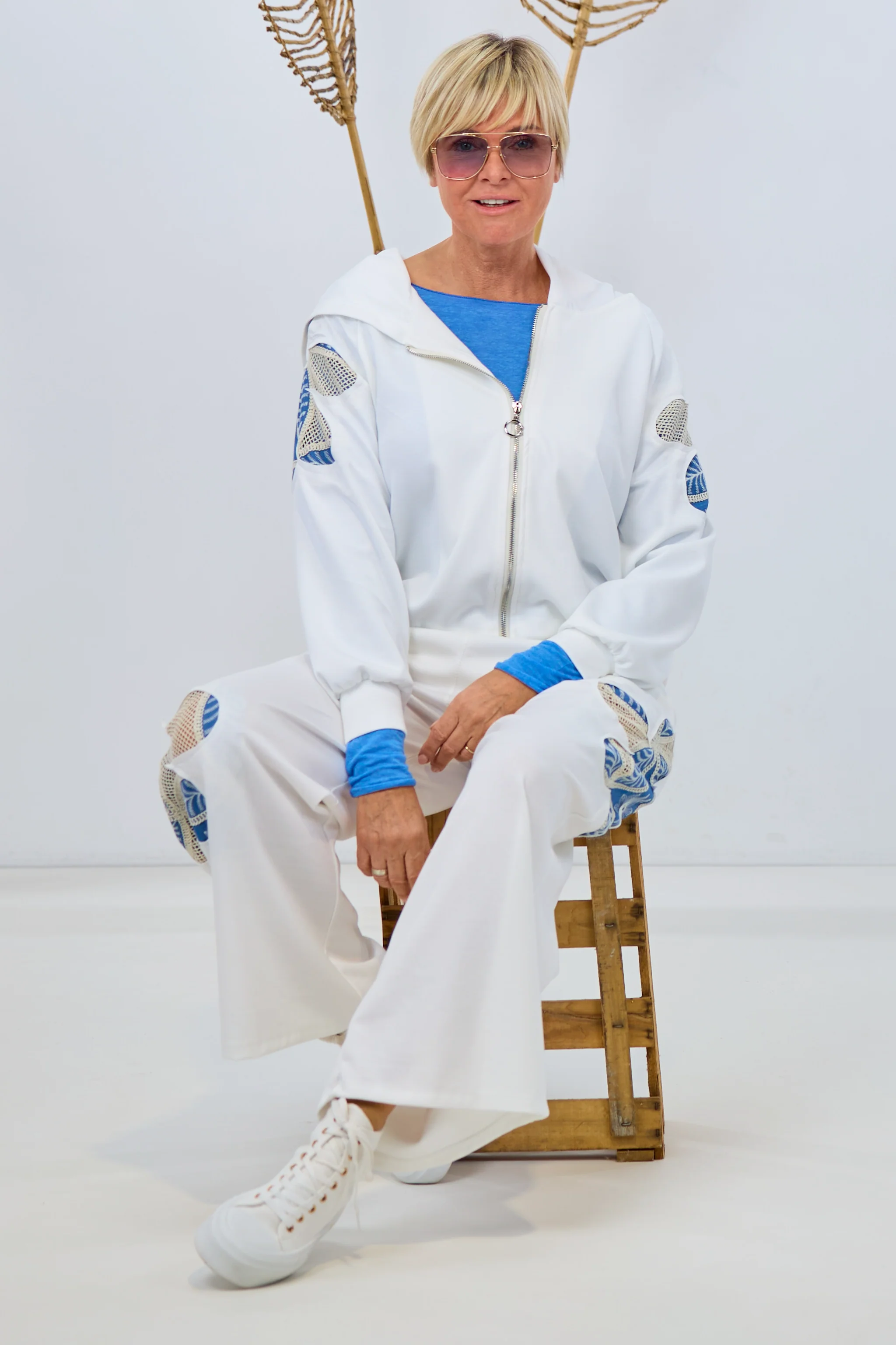 Lässige Freizeithose mit Stickerei, weiß/ecru-blau