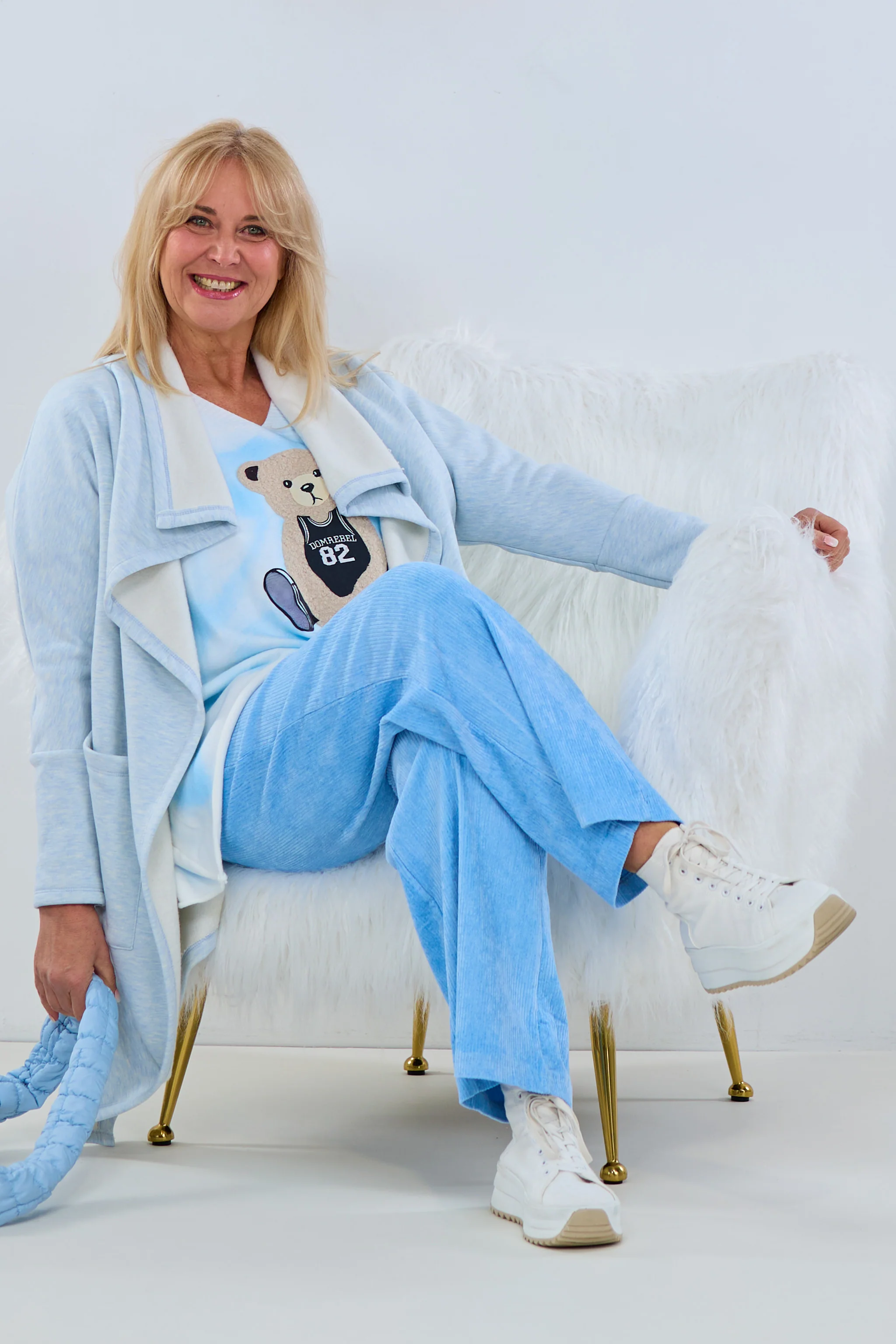 Sweaty Mantel mit großem Revers, hellblau-meliert