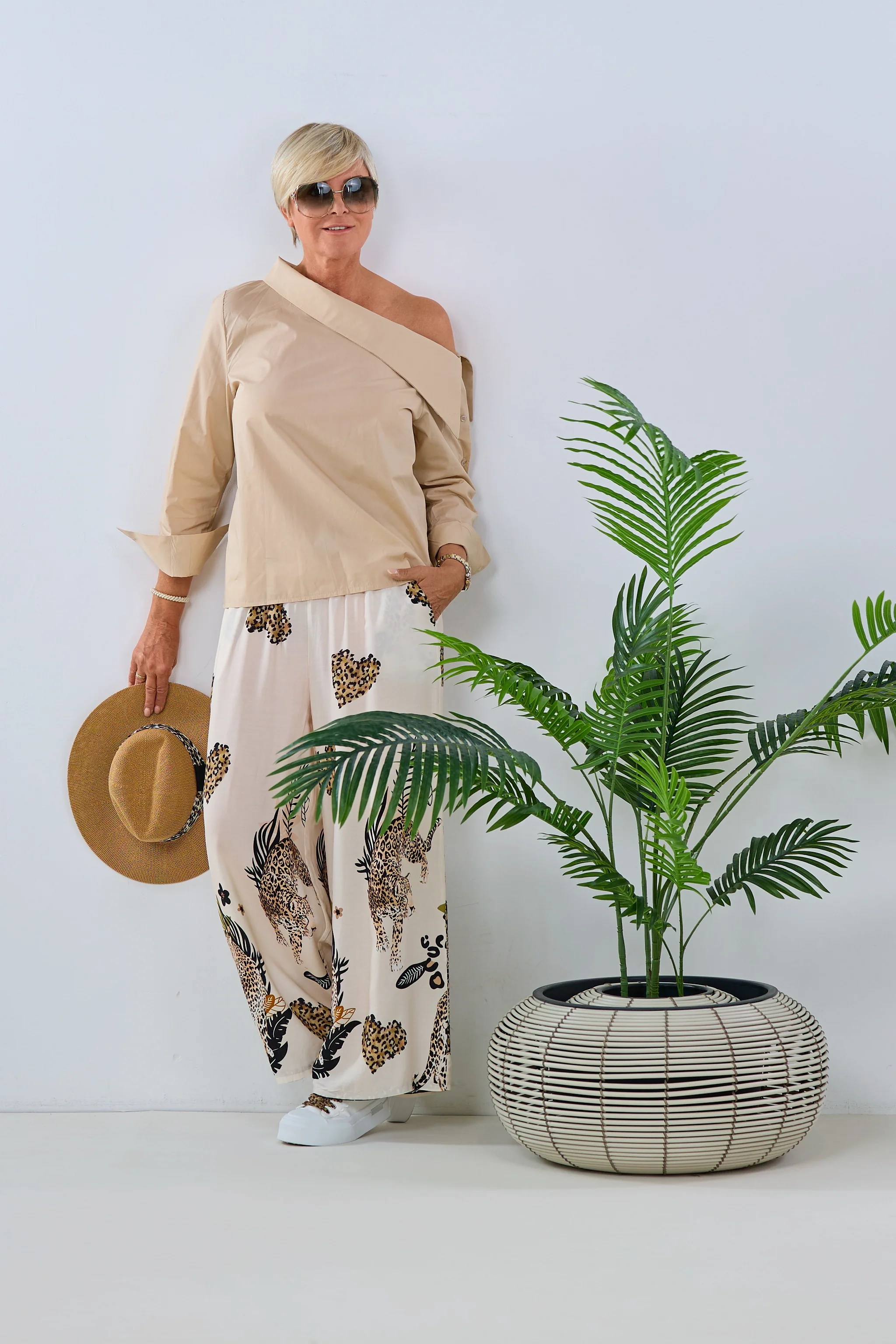 Bluse mit asymmetrischem Kragen, beige