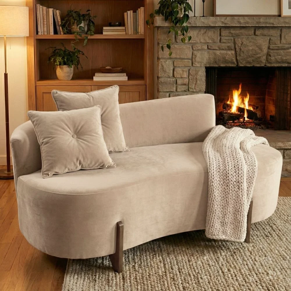 Sofá Orgânico 2 Lugares C/2 Almofadas Curvo Sala Recepção Luna Veludo Bege - Montanaris Decor