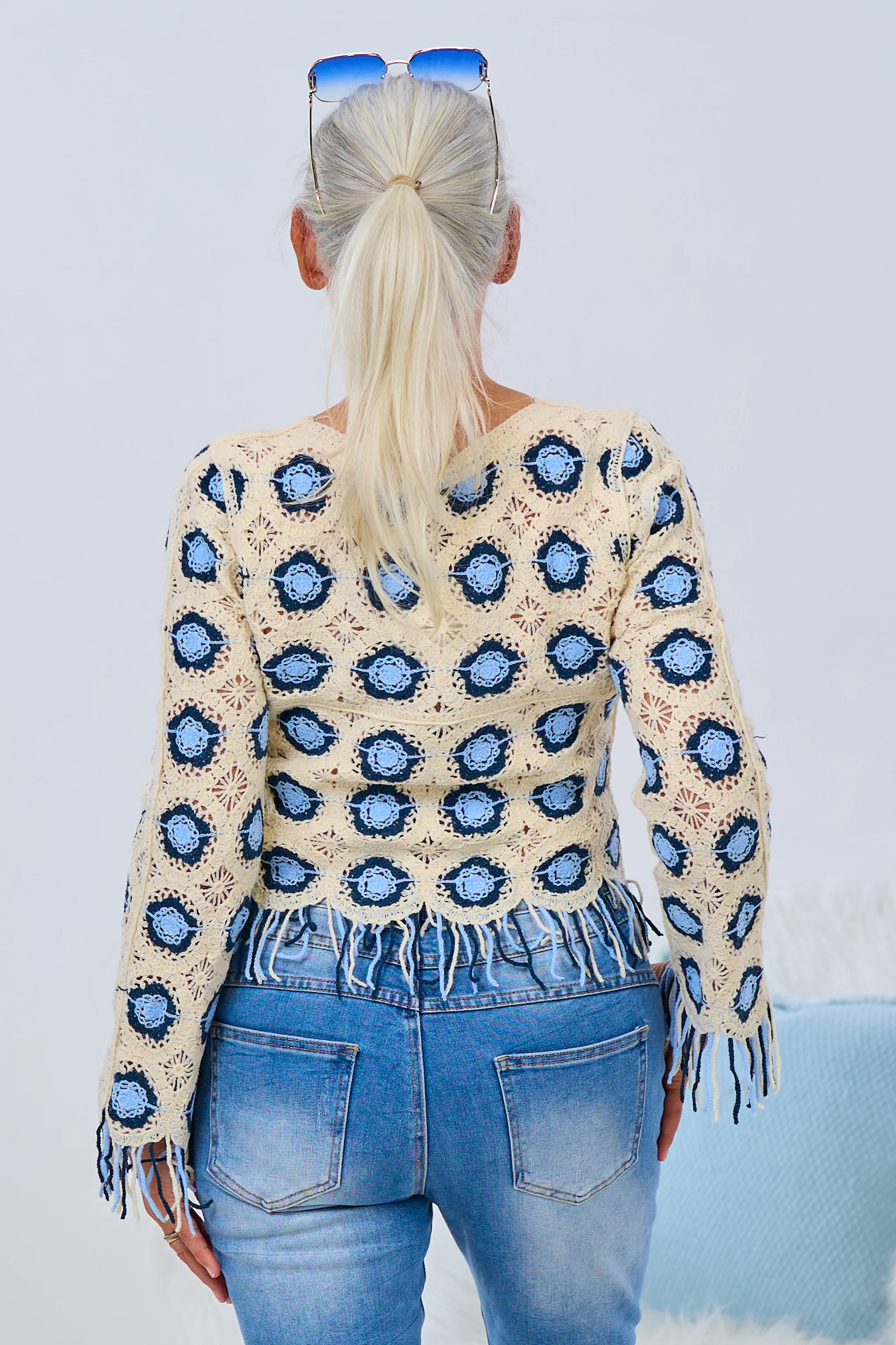 Pulli in Häkeloptik mit Fransen, creme-blau